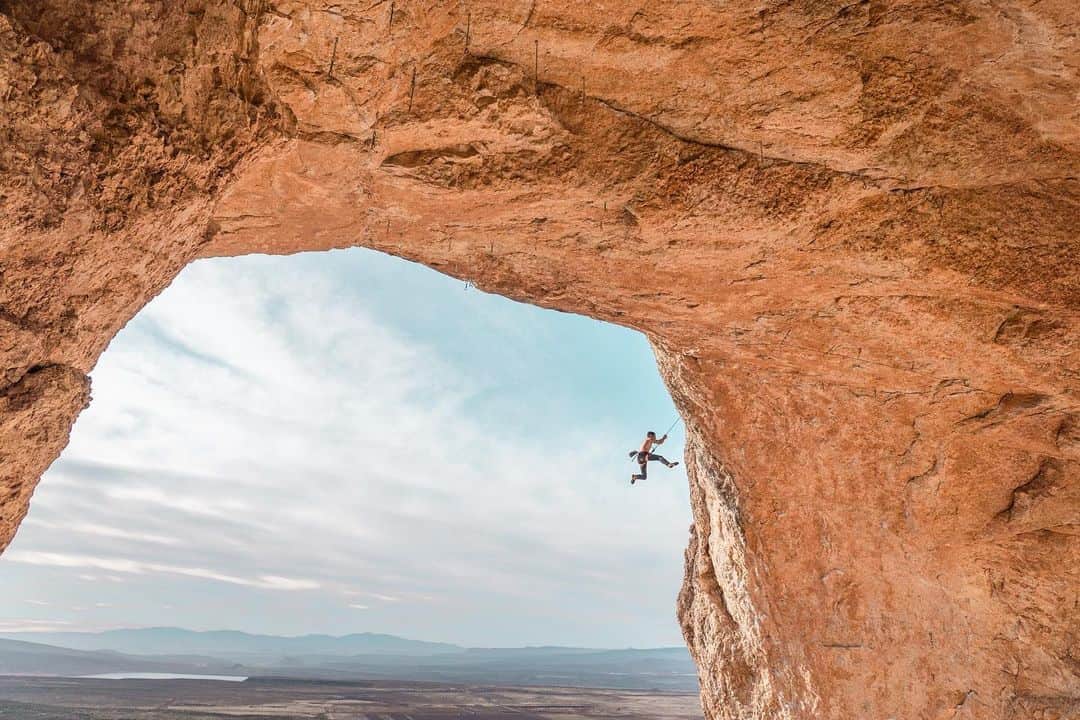 ジョー・キンダーのインスタグラム：「It was roughly 2008 Dave Graham and Chris Sharma both suggested that I try harder routes that I couldn’t “just send”. To me this sounded lame because in my mind I was living the life of a professional climber and I needed to produce in order to show for the privilege that I had. To me being a pro climber included sending, reporting, and telling stories to whoever was listening.  I’ve always listened to Chris & Dave so I figured I should entertain their ideas.  In 2010 I bolted out the ceiling of the Hurricave and started trying the monster.  We were living in a house below the cliff which made for easy access and turned into a 6 week high-charged campaign. The best I could do back then was to climb it in three sections/two hangs. There was really no possibility of sending and the outcome was a creation of something bigger than me and something for my future.   For 8 years I traveled the world, met amazing people, did my best to tell stories and spread positive influence. Mainly I was living my dream.  After losing my career a lot of the values in my climbing became clearer. I love climbing, giving back to climbing, and I love the lessons it teaches me.   Last year I started to try again. I brushed the dust off (literally), rebolted sections and figured out adult beta. I got close but no send, and that was OK.  This year, after another six weeks of efforts, fatigue, and some real head-fucks I sent the route. It was one of those usual situations where you don’t expect it and then all of a sudden you connect with those holds you’ve fallen off so many times. I remember a mini explosion occurred in my mind and being in disbelief while hanging at the anchor. I almost cried as it’s the end of a story.   ...continued in comments below...」