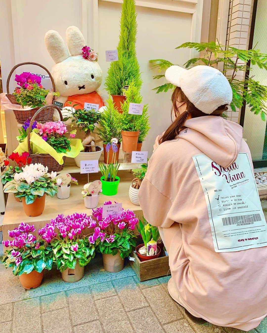 小越しほみさんのインスタグラム写真 - (小越しほみInstagram)「Flower Miffy💒 ・ レモネードにミッフィードーナツ おいしいしかわいい🐰💞 ・ この日の @stellaviana_official のパーカー ピンクっぽいベージュの絶妙な色で 着てるととても好評なの🥰 ・ ・ ・ 画像フォルダ漁ったら アップしてないカフェとかまだちょこちょこあるので また小出しにしてゆくね☕💭 ・ 飲食店さんは特に大変な時だから 応援の意味も込めて🥺🙏🏻 ・ ・ ・ ・ ・ #stellaviana #フラワーミッフィー浅草 #フラワーミッフィー #浅草グルメ #浅草食べ歩き #浅草 #浅草デート #ミッフィー #flowermiffy #レモネード #パーカー女子 #パーカーコーデ #キャップ女子 #キャップコーデ #ボアキャップ #ニーハイブーツ #ツインテール #絶対領域」1月17日 11時15分 - shihomi1129