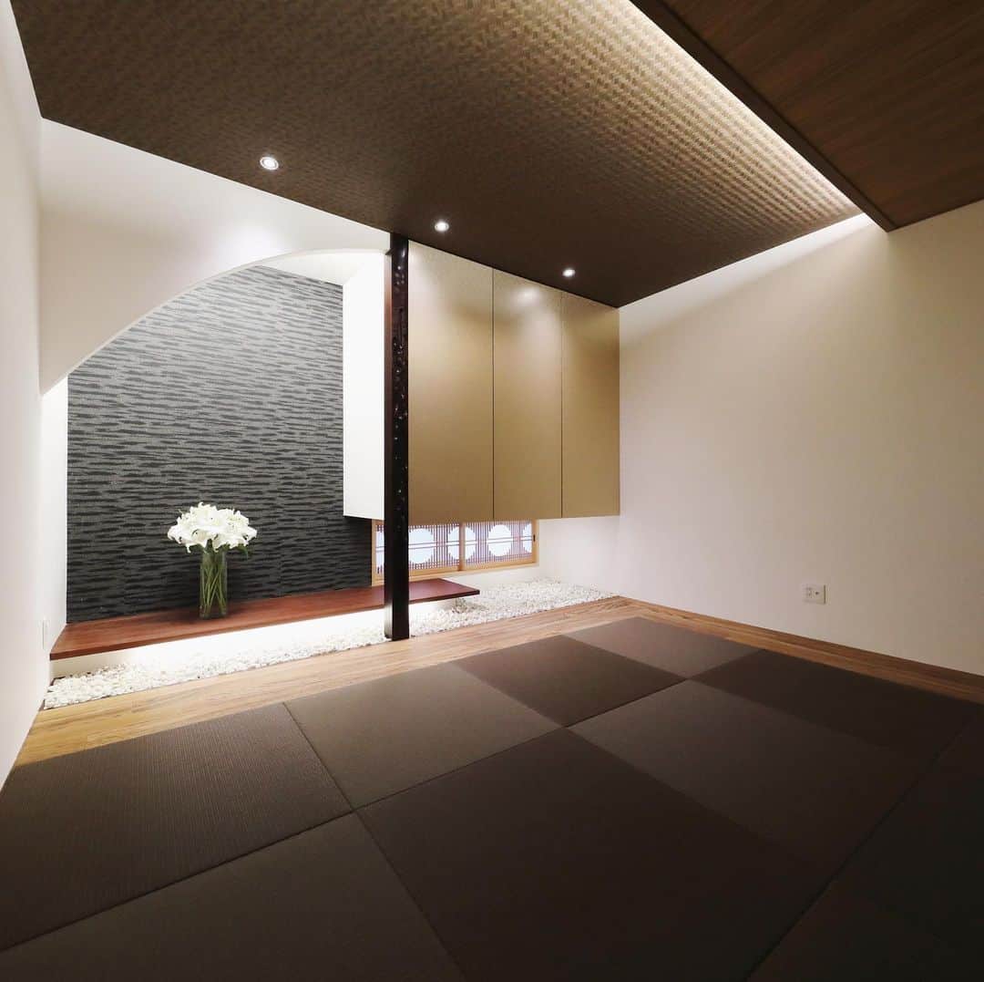トーリンホーム suzukiさんのインスタグラム写真 - (トーリンホーム suzukiInstagram)「「和」の空間。﻿ ﻿ 昔ながらのデザインを現代風にアレンジした、落ち着く#和室 が完成しました。﻿ ﻿ 趣味にも、#客間 としても使えるスペースです。﻿ ﻿ ﻿ ﻿ その他建築事例も掲載されていますので、是非ホームページ（@torinhome__official）もご覧ください😊﻿ ・﻿ ・﻿ ・﻿ ・﻿ ・﻿ #トーリンホーム #torinhome #工務店 #東三河 #東三河工務店 #豊橋 #豊橋工務店 #豊川 #豊川工務店 #蒲郡 #蒲郡工務店 #注文住宅 #新築 #リフォーム #マイホーム #家づくり #木の家 #木造住宅 #自由設計 #リノベーション ﻿#和モダン #和モダンインテリア #和室インテリア #吊り押入れ #間接照明 #折り下げ天井」1月17日 11時16分 - torinhome__official