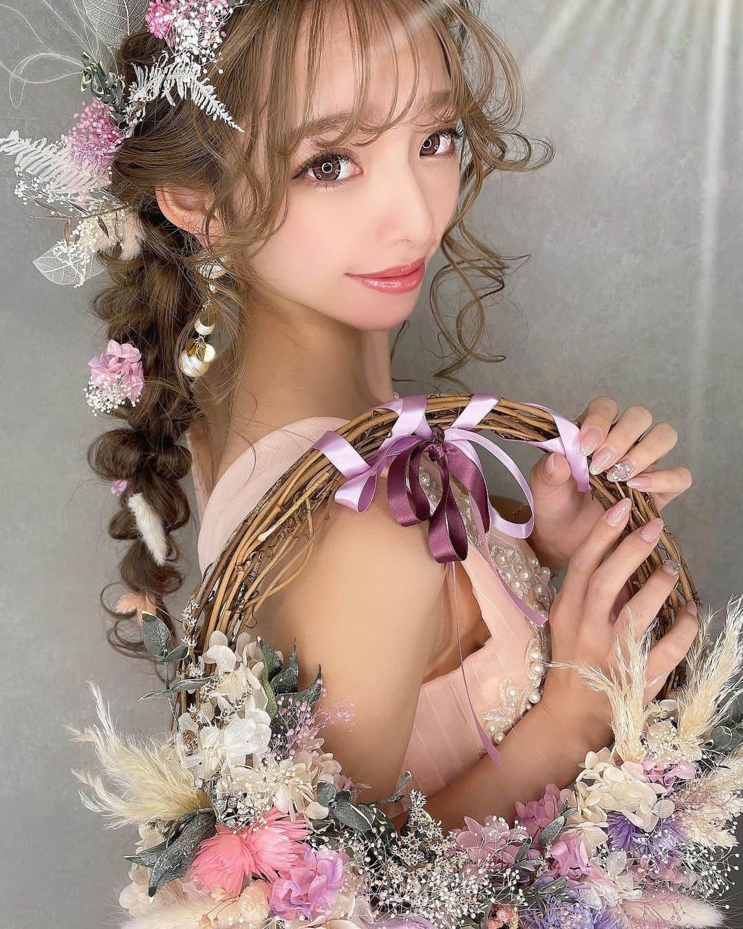 堀井大輔のインスタグラム：「・ ・ なんだかんだ編みおろしが1番すき✨ ・ 可愛く見えるポージングこれからも 模索していきます🙌 ・ @amioroshi.japan  No.00151 ・ 𝑚𝑜𝑑𝑒𝑙 @kana_gram51  ℎ𝑎𝑖𝑟/𝑝ℎ𝑜𝑡𝑜 @daisuke_5511  ℎ𝑎𝑖𝑟 𝑎𝑐𝑐𝑒𝑠𝑠𝑜𝑟𝑦 @jewel_flower_antique  𝑒𝑎𝑟𝑟𝑖𝑛𝑔 @you_and_me_aroma  𝑏𝑜𝑢𝑞𝑢𝑒𝑡 @jewel_flower_antique  ・ ・ #クラウンヘアー#天白区#名古屋 #名古屋美容師 #美容師 #ヘアセット#セット#ヘアアレンジ #プレ花嫁 #作品撮り #ウェディングドレス #ホリーマジック #ホリージョ撮影 #ホリージョ #2021秋婚 #2021春婚 #2021夏婚 #全国のプレ花嫁さんと繋がりたい #ウェディングニュース #コテ巻き #巻き髪 #ゼクシィ2021 #アップスタイル #まとめ髪 #おだんご #編みおろし #Dressy花嫁 #プラコレ ￼ 	◦」