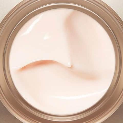 Clarins Canadaのインスタグラム：「A fresh, floral fragrance that's delicately fruity & a light, smooth, creamy, comfortable texture that turns into oil upon application and leaves a soft, silky, non-oily finish on the skin.✨ Can you guess which cream we're talking about?⁣ __________⁣ Un parfum frais, floral, délicatement fruité & une texture légère, confortable, fondante qui se transforme en huile à l’application et qui laisse un fini doux, soyeux et non gras sur la peau.✨ Pouvez-vous deviner de quelle crème il s'agit ?⁣ .⁣ .⁣ .⁣ #Clarins #ItsAllAboutYou #ClarinsSkinCare #NutriLumiere」