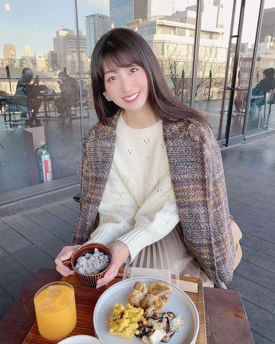 関根ささらさんのインスタグラム写真 - (関根ささらInstagram)「ある日のヘルシーもりもりランチ🍽 ご飯がマグカップに入っているおしゃプレートでした💮🍚 . . コロナ対策も含めて最近はテラス席があれば座ることが多かったり元々テラス席の解放感が大好きなんだけど、冬はお料理がすぐ冷めてしまうというデメリット🥲🥲(写真なんて撮ってないではよ食べなさいというお話🙏) . . #gyreomotesando #gyre #omotesando #omotesandocafe #omotesandolunch #lunch #todayslunch #lunchtime #表参道ランチ #表参道カフェ #表参道グルメ #デリランチ #デリプレート #cafestagram #カフェスタグラム #cafe #表参道 #ランチタイム」1月17日 11時25分 - sasarasekine