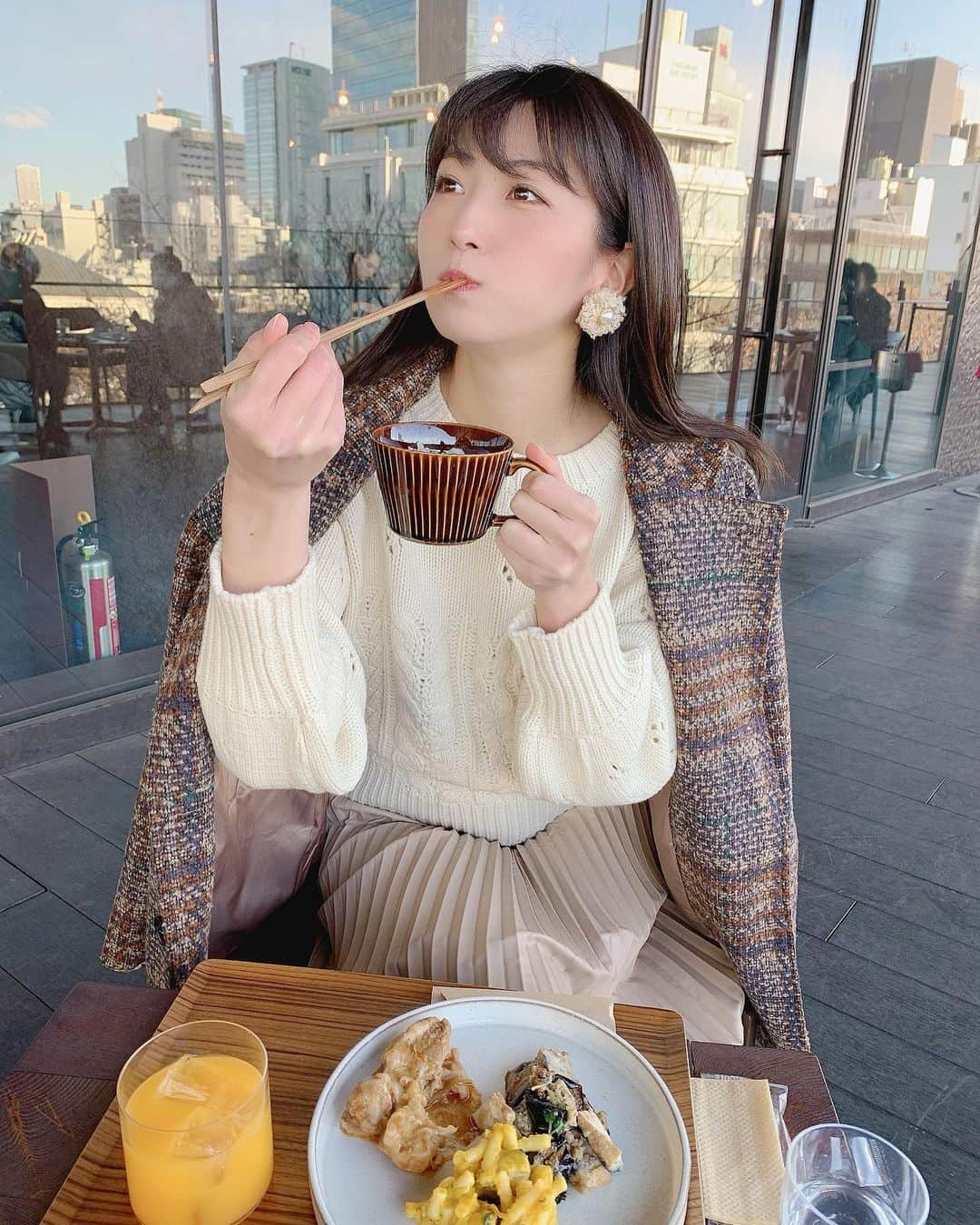 関根ささらさんのインスタグラム写真 - (関根ささらInstagram)「ある日のヘルシーもりもりランチ🍽 ご飯がマグカップに入っているおしゃプレートでした💮🍚 . . コロナ対策も含めて最近はテラス席があれば座ることが多かったり元々テラス席の解放感が大好きなんだけど、冬はお料理がすぐ冷めてしまうというデメリット🥲🥲(写真なんて撮ってないではよ食べなさいというお話🙏) . . #gyreomotesando #gyre #omotesando #omotesandocafe #omotesandolunch #lunch #todayslunch #lunchtime #表参道ランチ #表参道カフェ #表参道グルメ #デリランチ #デリプレート #cafestagram #カフェスタグラム #cafe #表参道 #ランチタイム」1月17日 11時25分 - sasarasekine