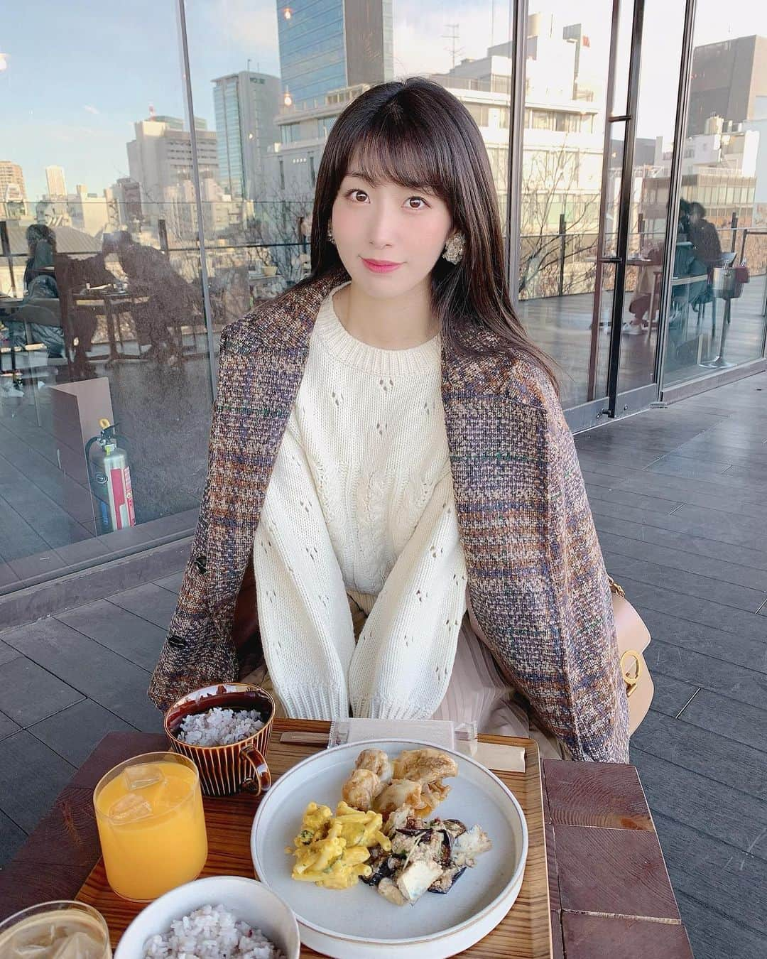 関根ささらさんのインスタグラム写真 - (関根ささらInstagram)「ある日のヘルシーもりもりランチ🍽 ご飯がマグカップに入っているおしゃプレートでした💮🍚 . . コロナ対策も含めて最近はテラス席があれば座ることが多かったり元々テラス席の解放感が大好きなんだけど、冬はお料理がすぐ冷めてしまうというデメリット🥲🥲(写真なんて撮ってないではよ食べなさいというお話🙏) . . #gyreomotesando #gyre #omotesando #omotesandocafe #omotesandolunch #lunch #todayslunch #lunchtime #表参道ランチ #表参道カフェ #表参道グルメ #デリランチ #デリプレート #cafestagram #カフェスタグラム #cafe #表参道 #ランチタイム」1月17日 11時25分 - sasarasekine