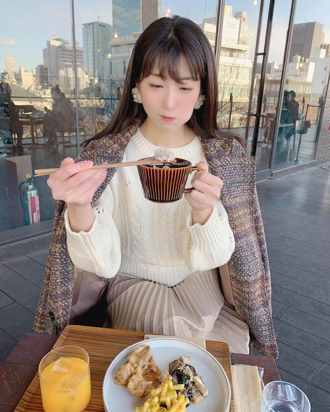 関根ささらさんのインスタグラム写真 - (関根ささらInstagram)「ある日のヘルシーもりもりランチ🍽 ご飯がマグカップに入っているおしゃプレートでした💮🍚 . . コロナ対策も含めて最近はテラス席があれば座ることが多かったり元々テラス席の解放感が大好きなんだけど、冬はお料理がすぐ冷めてしまうというデメリット🥲🥲(写真なんて撮ってないではよ食べなさいというお話🙏) . . #gyreomotesando #gyre #omotesando #omotesandocafe #omotesandolunch #lunch #todayslunch #lunchtime #表参道ランチ #表参道カフェ #表参道グルメ #デリランチ #デリプレート #cafestagram #カフェスタグラム #cafe #表参道 #ランチタイム」1月17日 11時25分 - sasarasekine