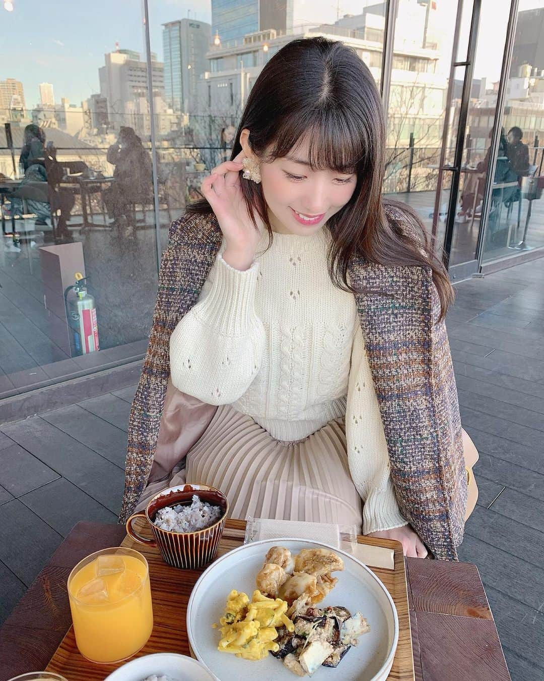 関根ささらさんのインスタグラム写真 - (関根ささらInstagram)「ある日のヘルシーもりもりランチ🍽 ご飯がマグカップに入っているおしゃプレートでした💮🍚 . . コロナ対策も含めて最近はテラス席があれば座ることが多かったり元々テラス席の解放感が大好きなんだけど、冬はお料理がすぐ冷めてしまうというデメリット🥲🥲(写真なんて撮ってないではよ食べなさいというお話🙏) . . #gyreomotesando #gyre #omotesando #omotesandocafe #omotesandolunch #lunch #todayslunch #lunchtime #表参道ランチ #表参道カフェ #表参道グルメ #デリランチ #デリプレート #cafestagram #カフェスタグラム #cafe #表参道 #ランチタイム」1月17日 11時25分 - sasarasekine