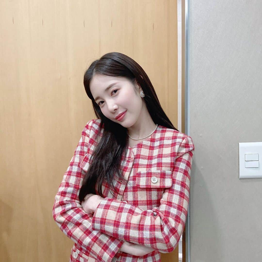 Aprilのインスタグラム：「[#채경] 보기만 해도 배부른 채경이랑 함께 하는 일요일 점심❣️ 잠시 후 위클리 차이나우 본방사수 해주세요❤️  #APRIL #에이프릴 #윤채경 #중화TV #위클리_차이나우」