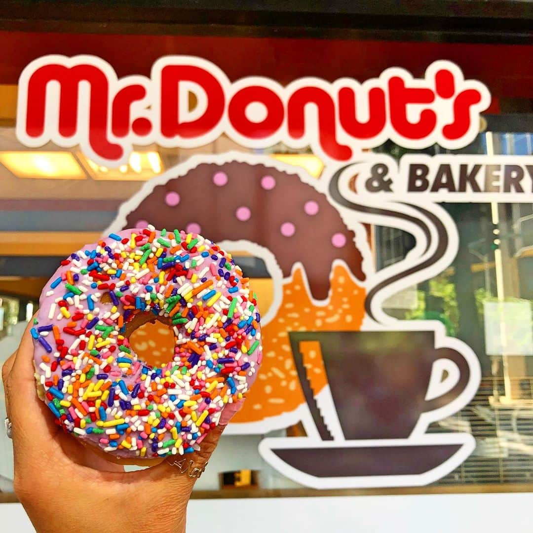 shihoのインスタグラム：「💗🍩💗🍩💗 ・ Hawaiiでは日本にはない Hawaiiでしか食べれないものを 食べることが多いけれど、、 ダウンタウンお散歩中に どぉぉしても小腹が空いてミスドへ。 Hawaiiっていうだけで やっぱりテンションは上がる😋💗 ・ #hawaii#islandofoahu#oahu#ハワイ#trip #オアフ島#travel#loco_hawaii#travel_jp #funtorip#タビジョ#旅MUSE#genic_travel #genic_mag#たびねす#旅行#genic_hawaii #downtown#tabijo_sweets#sweets#food #tabijyomap_hawaii#lealeahawaii#2021 #oahuhawaii」