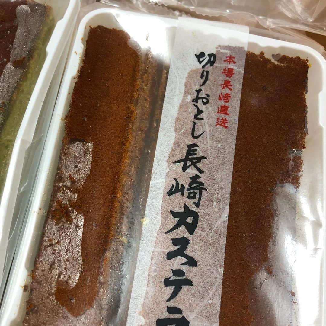 馬渕史香のインスタグラム：「返礼品で選んだふるさと納税 〜長崎県佐世保市〜  年末に納税した分が届きました  たまーにKALDIで見かけるおいしいカステラの切り落としを発見😳  うちに届いたのは、プレーン・黒糖・抹茶の3種が4つずつ  大量やで半分はラップに包んでフリーザーバックに入れて冷凍庫へ  うへへ🤤🤤🤤  楽天roomに入れとくので、気になる方はプロフィールのURLからどうぞ  #あしざわ家 #ふるさと納税 #ふるさと納税返礼品」
