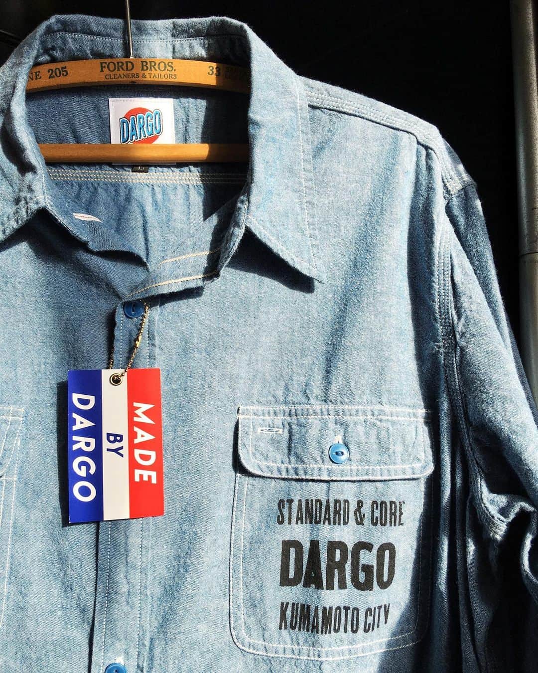 DARGO T-shirt &Sign Artさんのインスタグラム写真 - (DARGO T-shirt &Sign ArtInstagram)「シャンブレーシャツ 春らしいライトオンスのシャンブレーシャツ、これからの時期にピッタリです。ラストLサイズのみです😉🧵 　 ちょっと大きめなのでTシャツでXL〜XXLを普段着られる方にオススメのサイズ。 　 【DARGO】 Cotton Chambray Work Shirt color：VINTAGE BLUE size：LARGE Made From 100% Cotton Chambray. W Pocket, Triple Stitch & CatsEye. シルクスクリーン 水性染み込み1版構成 ------------------------ DARGO Hand Screen Printed T-shirt Printed in Kumamoto, Japan. ------------------------- #dargojapan #dargo2021ss #CaliforniaStyle #カリフォルニアスタイル #ダーゴ #シルクスクリーン #アメカジ #シャンブレーシャツ #シャツ #tシャツ #アメカジスタイル #アメカジコーデ #ワークシャツ #熊本 #熊本市 #熊本tシャツ」1月17日 11時32分 - dargo_japan