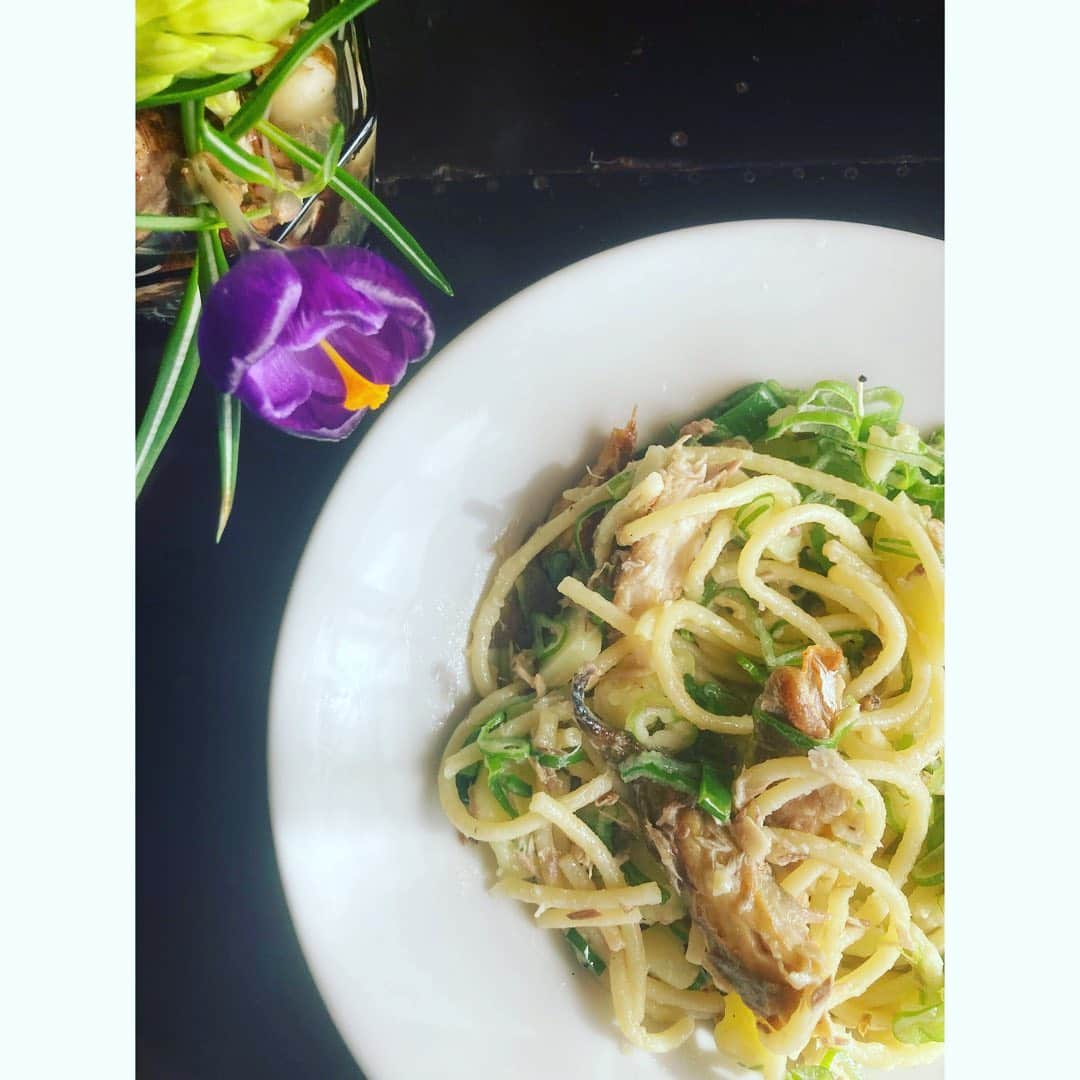journaleatripのインスタグラム：「to talk to  独り言で楽しんでいる今朝の食卓。 食べながら何度も無意識に 球根に話しかけてる。 昨年末に頂いたアマリリスも 水もあげずほったらかしなのに🌱が出てるのを発見し感嘆する。 . 朝パスタは 焼き鯖とジャガイモ、青ネギと魚醤。  さぁ宿題終わらせないと来週が始まらない。」