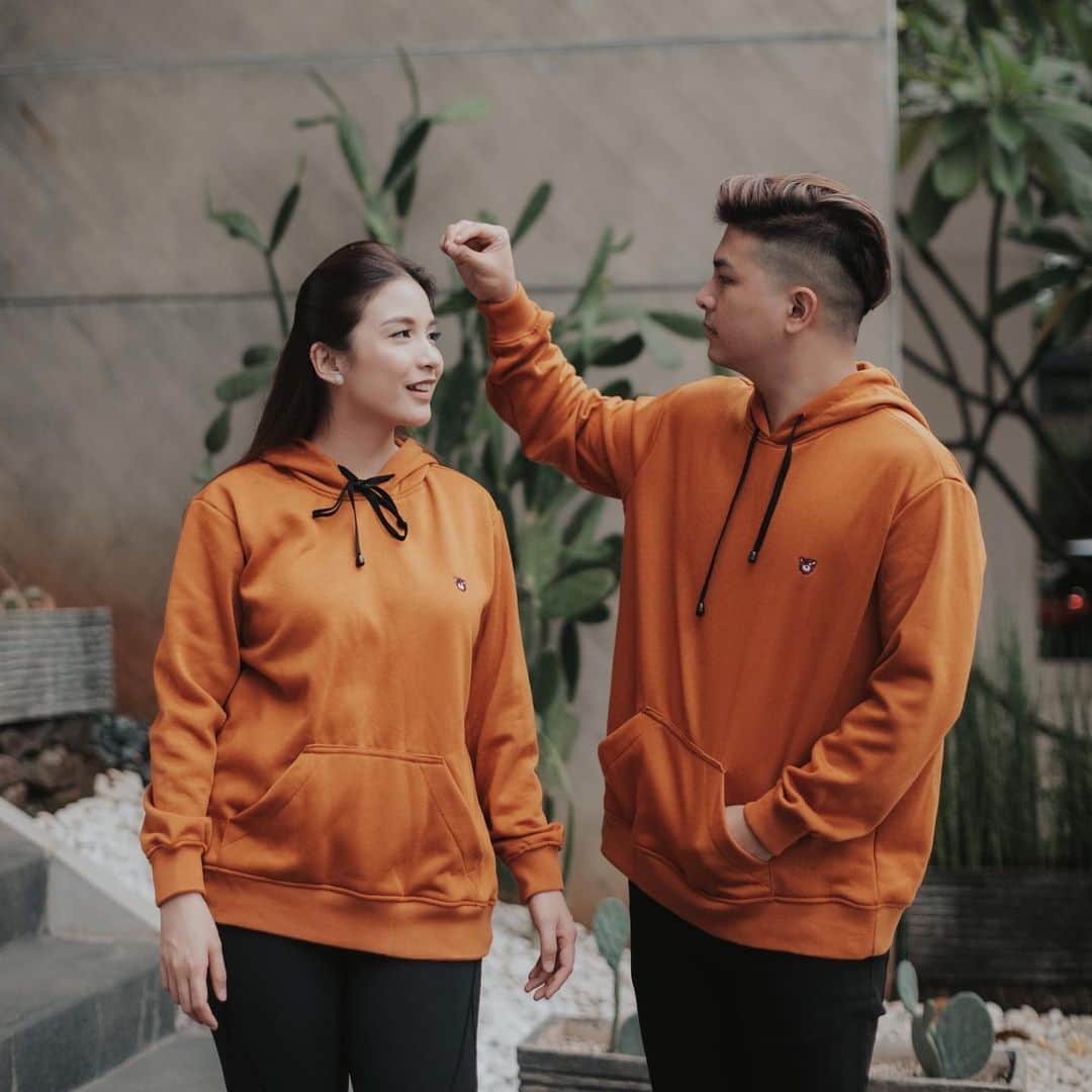 チェルシー・オリビアのインスタグラム：「Demi kesejahteraan bersama dan kenyamanan bersama ... KB apa yg paling aman dan nyaman (No efek,terutama di Asi dan Mood ibunya dan juga side efek di kemudian harinya) ?? Sharing dong kalian pernah pake KB apa aja dan ada pengamalam apa ??  . . Maaf untuk waktu yg tidak di tentukan saya ga mau menjadikan mimpi Nastusha menjadi nyata (kepengen punya adek perempuan😏) . . Kuyakin para buibuk followers-ku paham hal yg kumaksud🙏🏼🙏🏼 Ganbatte😘」