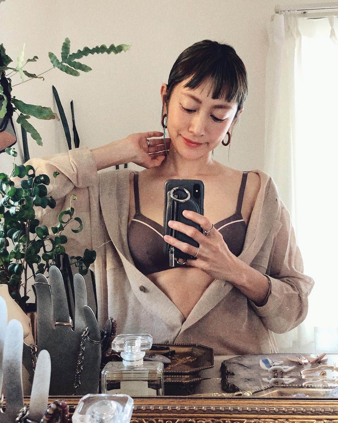 のインスタグラム：「下着のお話☺️ 今日着けているのはH&M @hm アジア限定の ランジェリーライン、ASIA EXCLUSIVE COLLECTION♡ アジア人女性の体形、ニーズに合わせてくれたもの。 デザインもシンプルで、カラーも落ち着いたトーンが肌に馴染みます。 私が選んだのはこの2種類。 ワイヤレスでフィット感がとても心地よいな♡ サステナブル素材のテンセルは、植物由来のセルロースから作られた再生可能な 天然素材だそう。 (生産に必要な水の量がはるかに少なく、農薬を全く必要としない、もしくはほとんど必要としないそうです。) 肌に直接触れるものだからこそ、つけていてストレスないのが1番ですね☺️ 全国のアンダーウェア取扱店舗とオンラインストアで発売中なので気になる方はぜひチェックしてみてね♡ レースを使ったデザインもあったので、私ももう少し買い足そうと思っています☺️ #hm #hmxme #ワイヤレスブラ #ad #ノンワイヤーブラ #アンダーウェア #ランジェリー #下着 #underwear #大人カジュアル #プチプラ #プチプラコーデ #ママファッション #ママコーデ #ボブヘア #赤ちゃんのいる生活 #男の子ママ #女の子ママ #子供のいる暮らし #インテリア #ブリーチヘア #前髪ぱっつん」