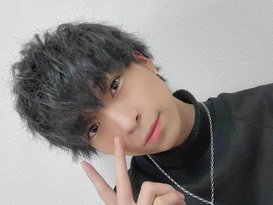 髙崎寿希也のインスタグラム：「ここの文を見てるかどうかなんてわからないけどそんなことは置いておこうか。  今日、『セットするか！』 と思ってし始めたら止まらなくなって 2回お風呂に入りやり直したというお話。 ただこれだけ頑張ってもどこにも行かないからとりあえず12時にインスタライブやるか☺️  見に来るって人どんぐらいいる？ 100万人以下だったら辞めようかな？😶ん？  冗談は置いておいて フォローしてくれる人たちが1人で見てくれたら嬉しい竹ぶなしめじなのでやるお😶 みんな12時に集合な☺️絶対な☺️拡散してな☺️((圧 ご飯持ってこよ〜っと🥺  #祭nine. #フォローしてくれると嬉しいです  #じゅっきー　#インスタライブ配信するってさ　#来ないわけないっしょ👍」