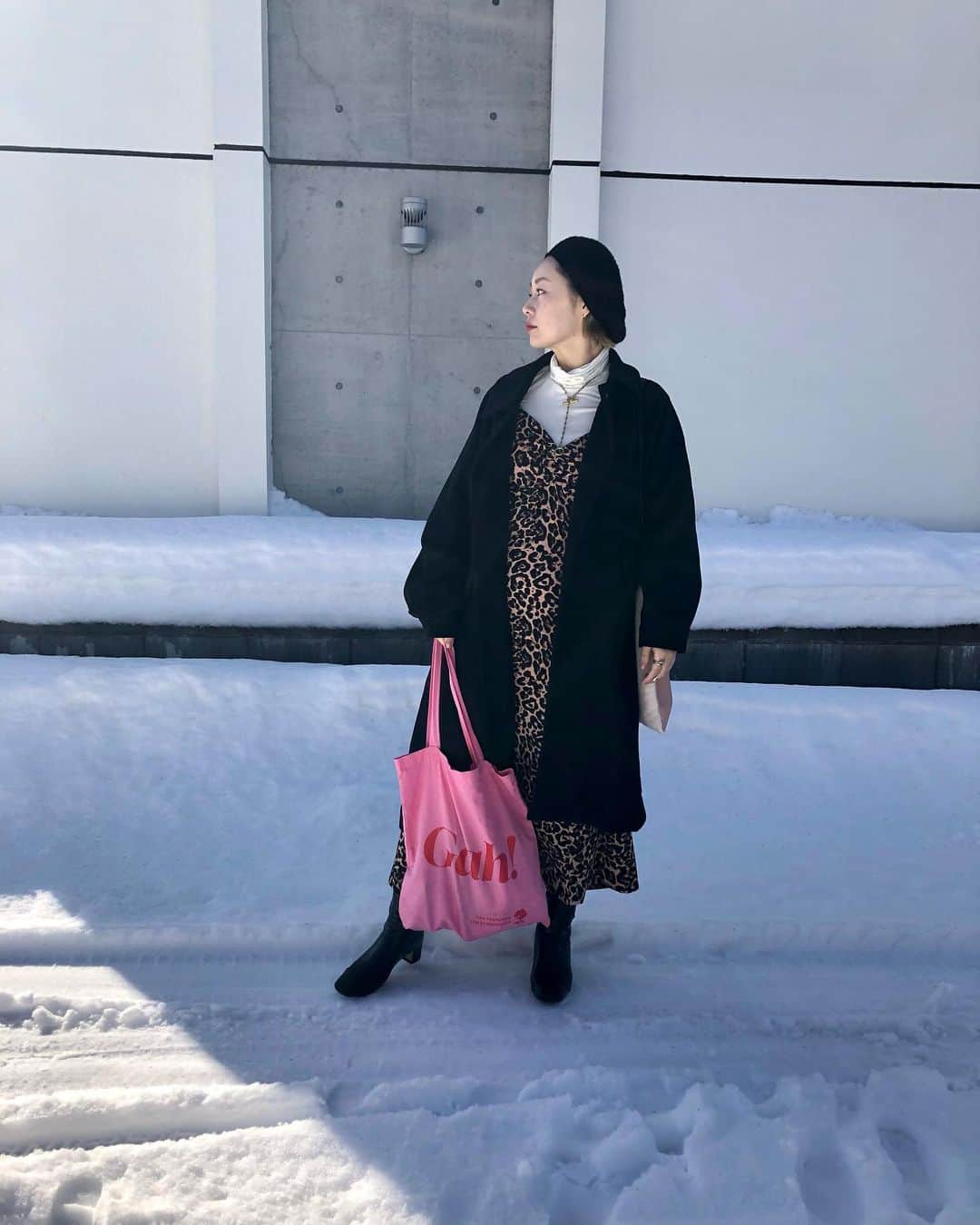 ◆miki◆のインスタグラム：「* * 🐆🐆🐆 * だーいぶ登場回数多めのコート☺️ (カラーはBLACK) @hotel_viva_la_holiday  コーデ組みやすいし ピャっと羽織れるのがなんせ良い👌🏻 多分🤔抱っこ紐で赤子ごと包み込める気がする  産んでからも活躍しそな予感です❤️  ꉂꉂ📣zozotownにて ¥1,000クーポン配布中♡♡  #コート @hotel_viva_la_holiday  #ベレー帽 @gold______star  #タートルネック @akte_official  #ネックレス @in_m_o_o_d  #ワンピース @journalstandard.jp  @baycrews  #トートバッグ @lisasaysgah  #ピアス @hum_official   #ウールステンカラーコート #manana_official #ヒョウ柄ババア #母ちゃんのootd #ママコーデ #ママファッション #アラフォーコーデ #アラフォーファッション #マタニティコーデ #マタニティファッション #ぷんにー #maternity」