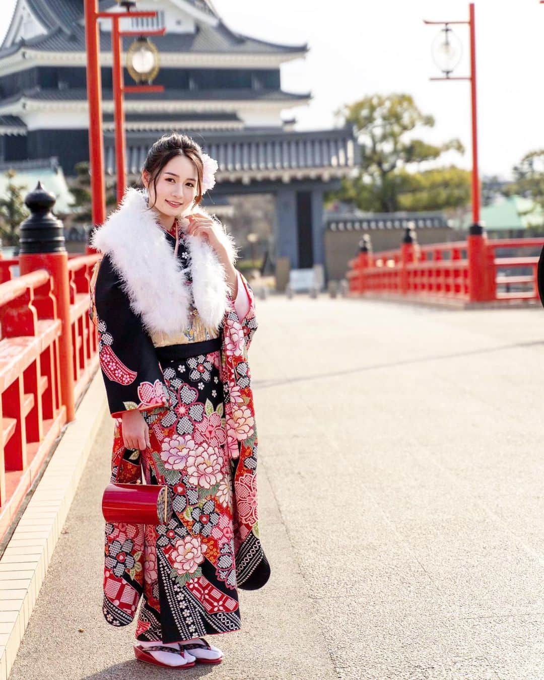 五十嵐みさのインスタグラム：「. 晴れ着全身バージョン👘 いくつかある中で自分で選んだ柄なんだけど、赤って映えるし可愛いな〜🥺 みんなすごく撮るのうまいんだけど、それぞれカメラも違うからなんとなく違いがあってそれもまた個性があって魅力的！ 載せたい写真いっぱいあるからしばらくお付き合いを🙇‍♂️ . #レースクイーン#撮影会#エモーション撮影会#撮影#野外撮影#団体撮影会#清洲城#振袖#晴れ着#着物#ポートレート#被写体#モデル#成人式#名古屋#着物フォトコン」