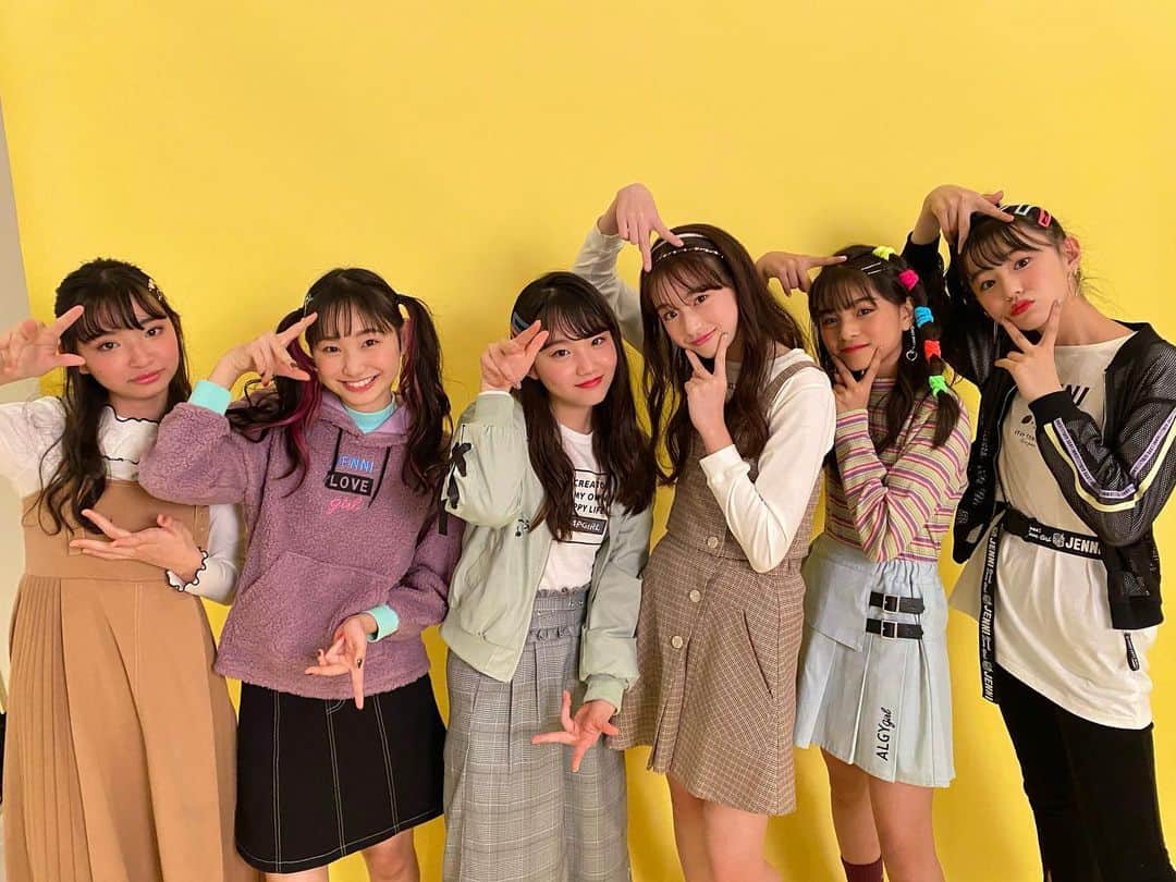 ニコ☆プチのインスタグラム：「・ みんなでドヤ😏🥳 アコもんプロジェクト最新話見てねん！ ・ ・ #ニコプチ #プチモ #abcマート  左から #本多萌愛 #川合菖蒲 #井口虹姫 #葛西杏也菜 #有坂心花 #森﨑美月」