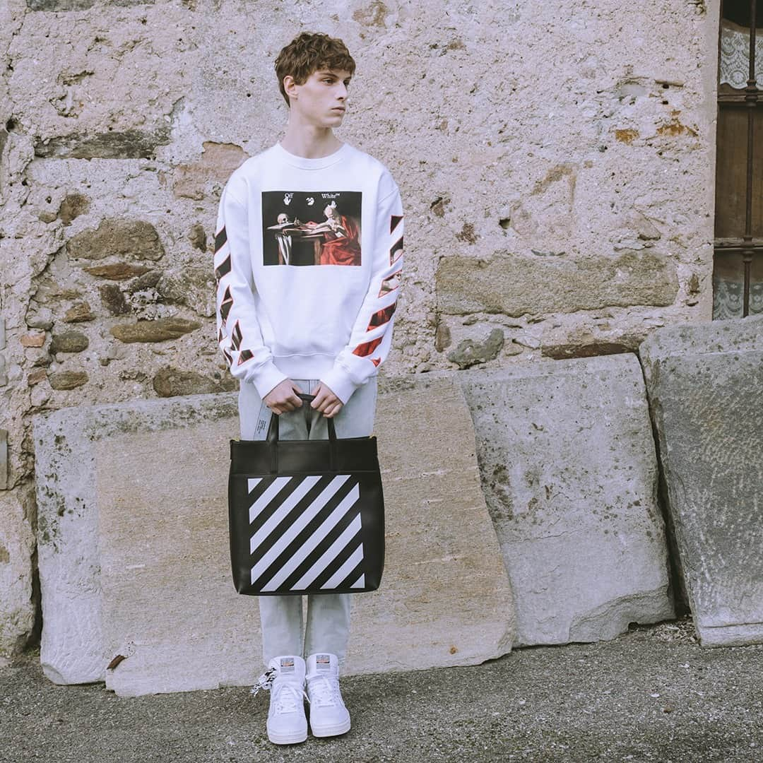 OFF-WHITE C/O VIRGIL ABLOHさんのインスタグラム写真 - (OFF-WHITE C/O VIRGIL ABLOHInstagram)「re21 men’s Off-White™ caravaggio painting sweatshirt now available online at off---white.com. styling c/o @annacarrangeles」1月17日 12時00分 - off____white