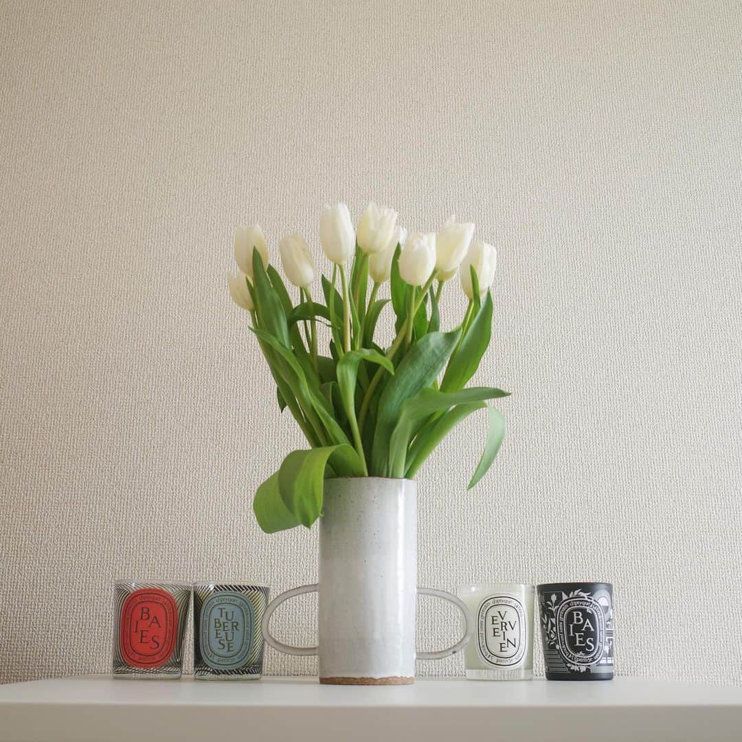 高垣麗子さんのインスタグラム写真 - (高垣麗子Instagram)「・ ・ ・  こまめな換気でいつもより気温が低めなわが家 チューリップの日持ちも長いかな...☺️  diptyqueと共に𓂃𓂃  ・ ・ #tulip #flowers #diptyque #ダンシングオーバル」1月17日 12時01分 - reikotakagaki