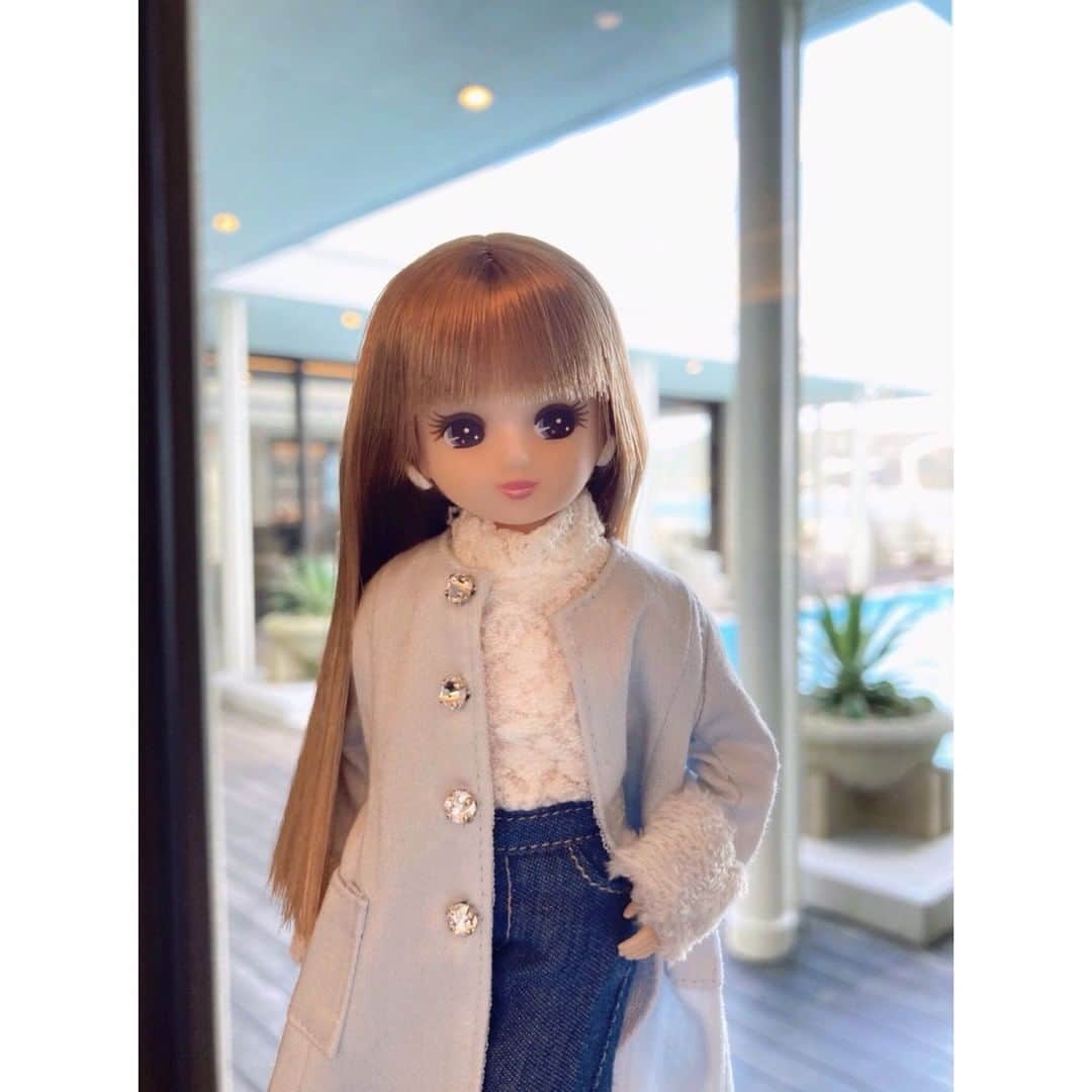 リカちゃんさんのインスタグラム写真 - (リカちゃんInstagram)「Today's #outfit is #denimjeans with a #jewelbutton #coat ♪ ステキな #ビジューボタン がついたコートは、デニムで #カジュアルダウン するのがリカのシュシュ（お気に入り）なの♡ さぁ、おうちで #パリコレクション のはじまりはじまり☆ うふふ♪ #今日のコーデ #ootd #リカちゃん #fashion #ootd #hairstyle #licca #liccadoll #japanesedoll #japan #girl #instadaily #instagood #instagramjapan #instagram」1月17日 12時01分 - bonjour_licca