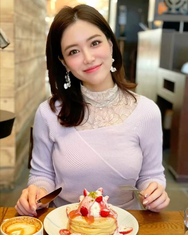 のインスタグラム：「こんにちは🥞❤️ . 今日はりなログ😋✨ 今年もパンケーキ始めしてきました🥞🍓笑 . 大好きなIVY PLACEのパンケーキ🥞が、なんと期間限定でフレッシュストロベリークリームパンケーキが出てまして🥺❤️ 見た目も可愛いし、味も美味しいし、苺新鮮で甘いし、もう最高でした🥰🍓 . 本当この季節、毎日苺を食べている気がする🍓😋✨旬なものを食べるの最高❣️そして何より苺が大好き笑 . 昨日紹介したブラウスはニットを重ね着しても可愛いです🎵全部 @mercuryduo_com 💕 . 休日って本当あっという間に過ぎますね🥺 今日も素敵な1日を❤️ . #りなまるグルメ #パンケーキ #パンケーキ巡り #パンケーキ部 #苺スイーツ #苺 #strawberry #いちご #いちごスイーツ #pancakes #休日ランチ #代官山 #代官山ランチ #朝活 #daikanyama #ivyplace #いちご #期間限定 #期間限定スイーツ #モーニング #朝食 #ブランチ #breakfast #グルメ #グルメ女子 #ホットケーキ #スイーツ #スイーツ女子 #sweet #mercuryduo」