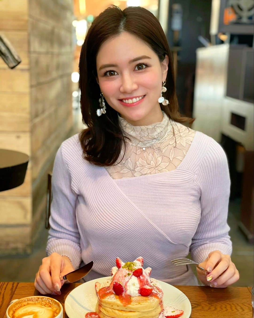石井里奈さんのインスタグラム写真 - (石井里奈Instagram)「こんにちは🥞❤️ . 今日はりなログ😋✨ 今年もパンケーキ始めしてきました🥞🍓笑 . 大好きなIVY PLACEのパンケーキ🥞が、なんと期間限定でフレッシュストロベリークリームパンケーキが出てまして🥺❤️ 見た目も可愛いし、味も美味しいし、苺新鮮で甘いし、もう最高でした🥰🍓 . 本当この季節、毎日苺を食べている気がする🍓😋✨旬なものを食べるの最高❣️そして何より苺が大好き笑 . 昨日紹介したブラウスはニットを重ね着しても可愛いです🎵全部 @mercuryduo_com 💕 . 休日って本当あっという間に過ぎますね🥺 今日も素敵な1日を❤️ . #りなまるグルメ #パンケーキ #パンケーキ巡り #パンケーキ部 #苺スイーツ #苺 #strawberry #いちご #いちごスイーツ #pancakes #休日ランチ #代官山 #代官山ランチ #朝活 #daikanyama #ivyplace #いちご #期間限定 #期間限定スイーツ #モーニング #朝食 #ブランチ #breakfast #グルメ #グルメ女子 #ホットケーキ #スイーツ #スイーツ女子 #sweet #mercuryduo」1月17日 12時02分 - ri7tin1025