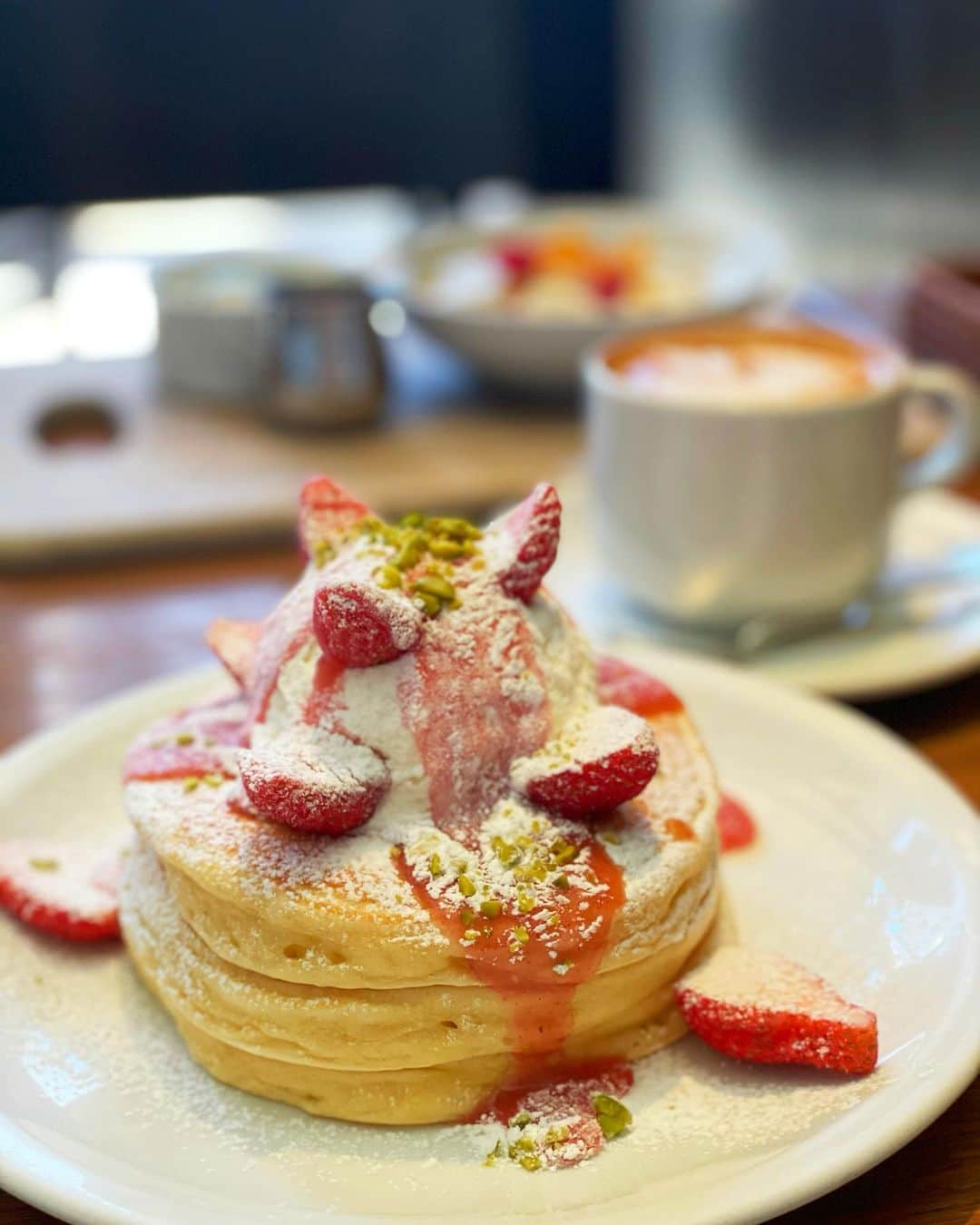 石井里奈さんのインスタグラム写真 - (石井里奈Instagram)「こんにちは🥞❤️ . 今日はりなログ😋✨ 今年もパンケーキ始めしてきました🥞🍓笑 . 大好きなIVY PLACEのパンケーキ🥞が、なんと期間限定でフレッシュストロベリークリームパンケーキが出てまして🥺❤️ 見た目も可愛いし、味も美味しいし、苺新鮮で甘いし、もう最高でした🥰🍓 . 本当この季節、毎日苺を食べている気がする🍓😋✨旬なものを食べるの最高❣️そして何より苺が大好き笑 . 昨日紹介したブラウスはニットを重ね着しても可愛いです🎵全部 @mercuryduo_com 💕 . 休日って本当あっという間に過ぎますね🥺 今日も素敵な1日を❤️ . #りなまるグルメ #パンケーキ #パンケーキ巡り #パンケーキ部 #苺スイーツ #苺 #strawberry #いちご #いちごスイーツ #pancakes #休日ランチ #代官山 #代官山ランチ #朝活 #daikanyama #ivyplace #いちご #期間限定 #期間限定スイーツ #モーニング #朝食 #ブランチ #breakfast #グルメ #グルメ女子 #ホットケーキ #スイーツ #スイーツ女子 #sweet #mercuryduo」1月17日 12時02分 - ri7tin1025