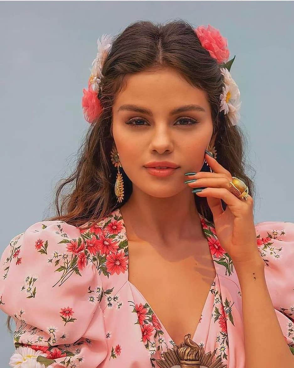 のインスタグラム：「RG: @tombachik/ ph: @e_h_ : @selenagomez wears Rodarte’s SS21 Daisy Floral Silk Dress and Silk Flowers (with @danielavillegasjewelry) for her new music video, ‘De Una Vez’, directed by: @lospereztv and styled by: @shirleykurata/ asst: @laurenlevinco. #rodarte #selenagomez」