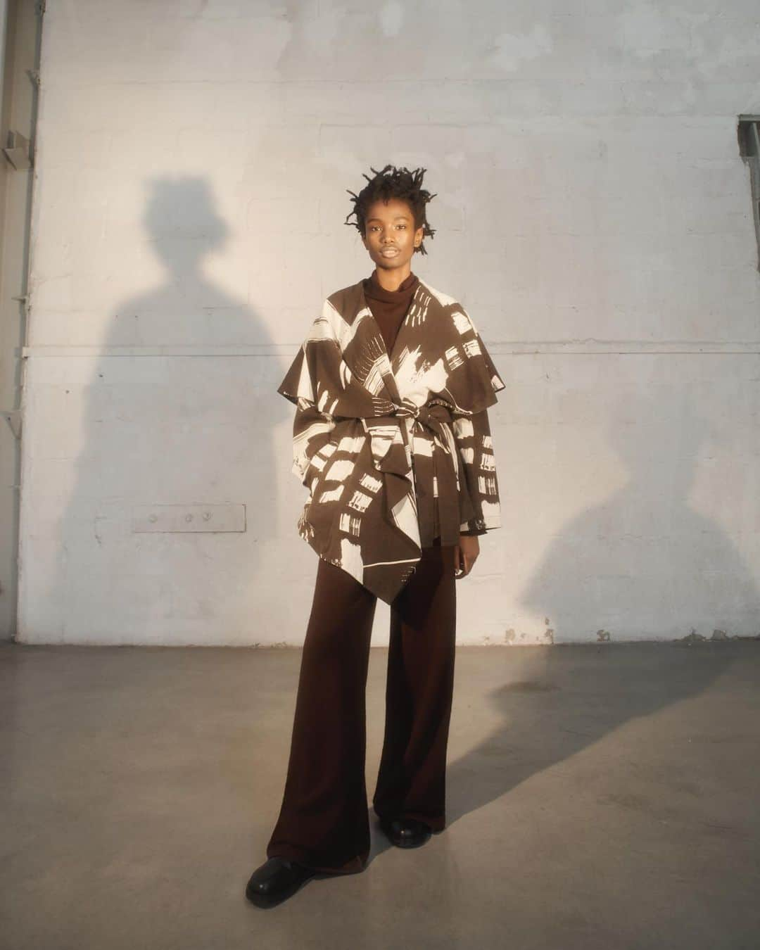 Bergdorf Goodmanさんのインスタグラム写真 - (Bergdorf GoodmanInstagram)「THIS JUST IN ✨ Shop the standout pieces from the new-season collections, like @isseymiyakeofficial’s paint strokes draped coat and wide-leg pants. Available now in store and online at BG.com.」1月17日 12時09分 - bergdorfs