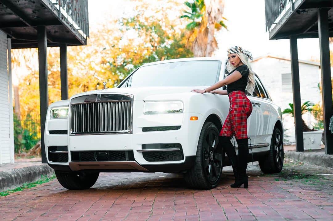 CarsWithoutLimitsさんのインスタグラム写真 - (CarsWithoutLimitsInstagram)「Have your girl taking pics for the gram like this 📸  Contact @exomalik with @dream_charters for your exotic rental needs & wants in Houston! 🏎  #carswithoutlimits #rollsroyce」1月17日 12時14分 - carswithoutlimits