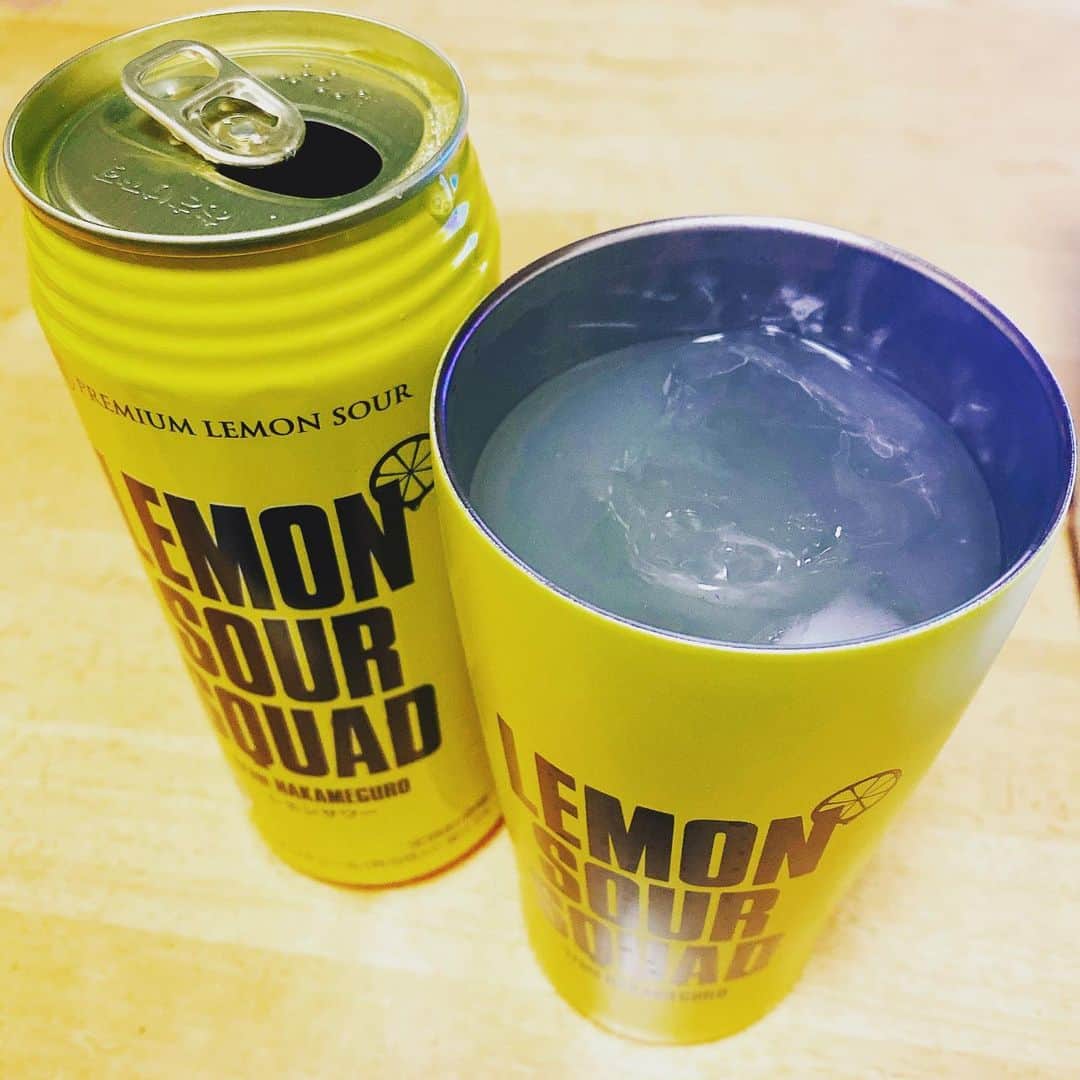 のインスタグラム：「遅ればせながら、2021年もよろしくお願いします🙇‍♂️ 🍋 引き続き、取材での写真やアザーカットなどもお楽しみいただきつつ、一記者のくだらない？投稿もあるかと思いますが、お付き合いくださいませ 🍋 しかしこのタンブラー、冷たいのも温かいのもいけて、万能です！ 🍋 #レモンサワー #レモンサワースクワッド @lemon_sour_squad」