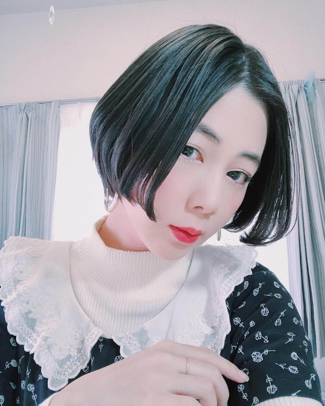 木村仁美のインスタグラム：「chamiです。元気してます❁  久しぶりに睫毛までバッチリメイクして髪の毛くるんしたよ。  今日は歌う日…🎤  色々と水面下で進んでますので、どうかお楽しみにしてて下さいませ。暖かくなった頃には…🌸  こちらの投稿、皆からコメントきたらお返事したい〜！ お気軽にコメント下さい。🦋 近況報告や質問、お悩み相談なんでも◎ ↓↓↓」