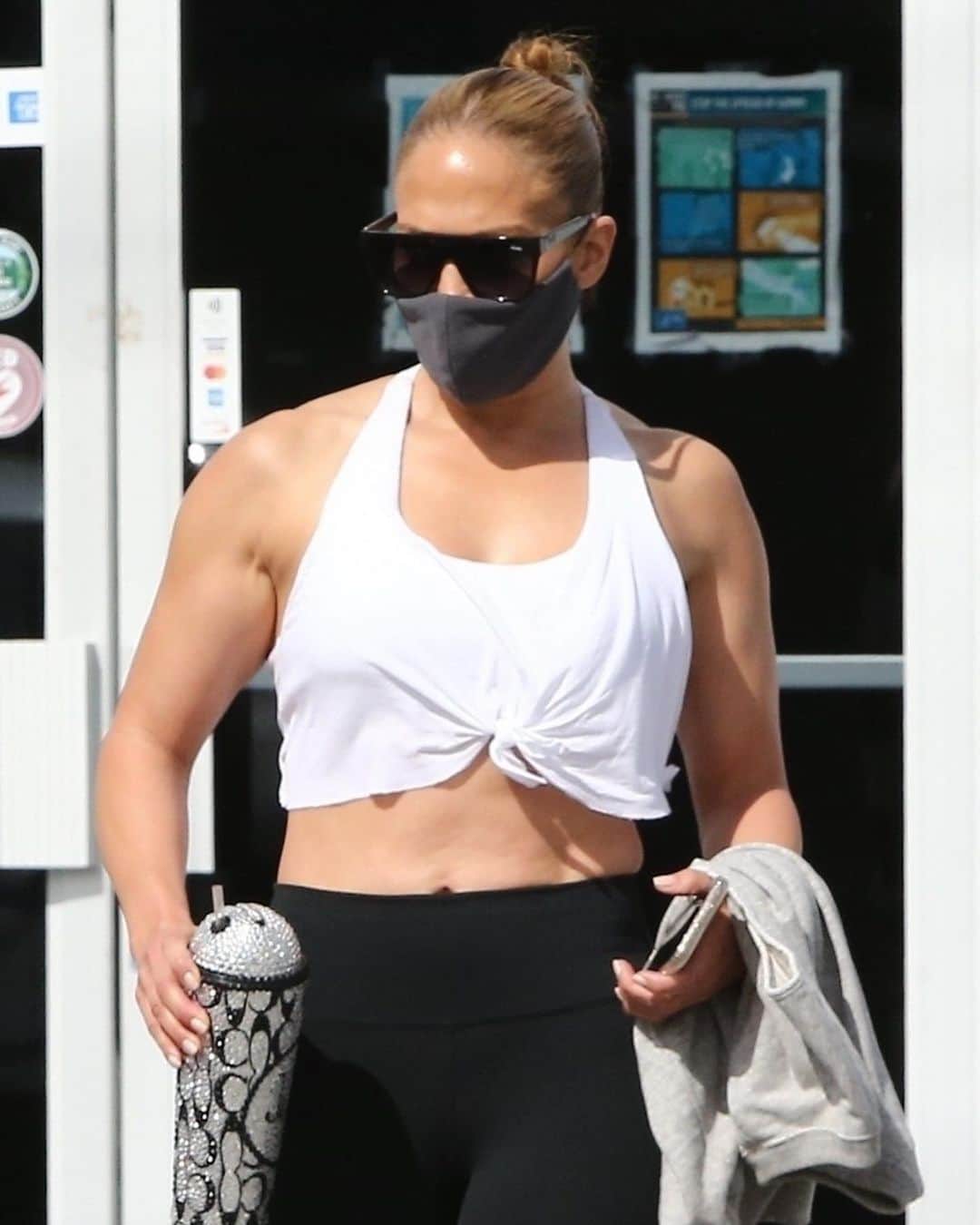 Just Jaredさんのインスタグラム写真 - (Just JaredInstagram)「@jlo flashes her toned midriff while heading home after a workout! #JenniferLopez Photos: backgrid」1月17日 12時16分 - justjared