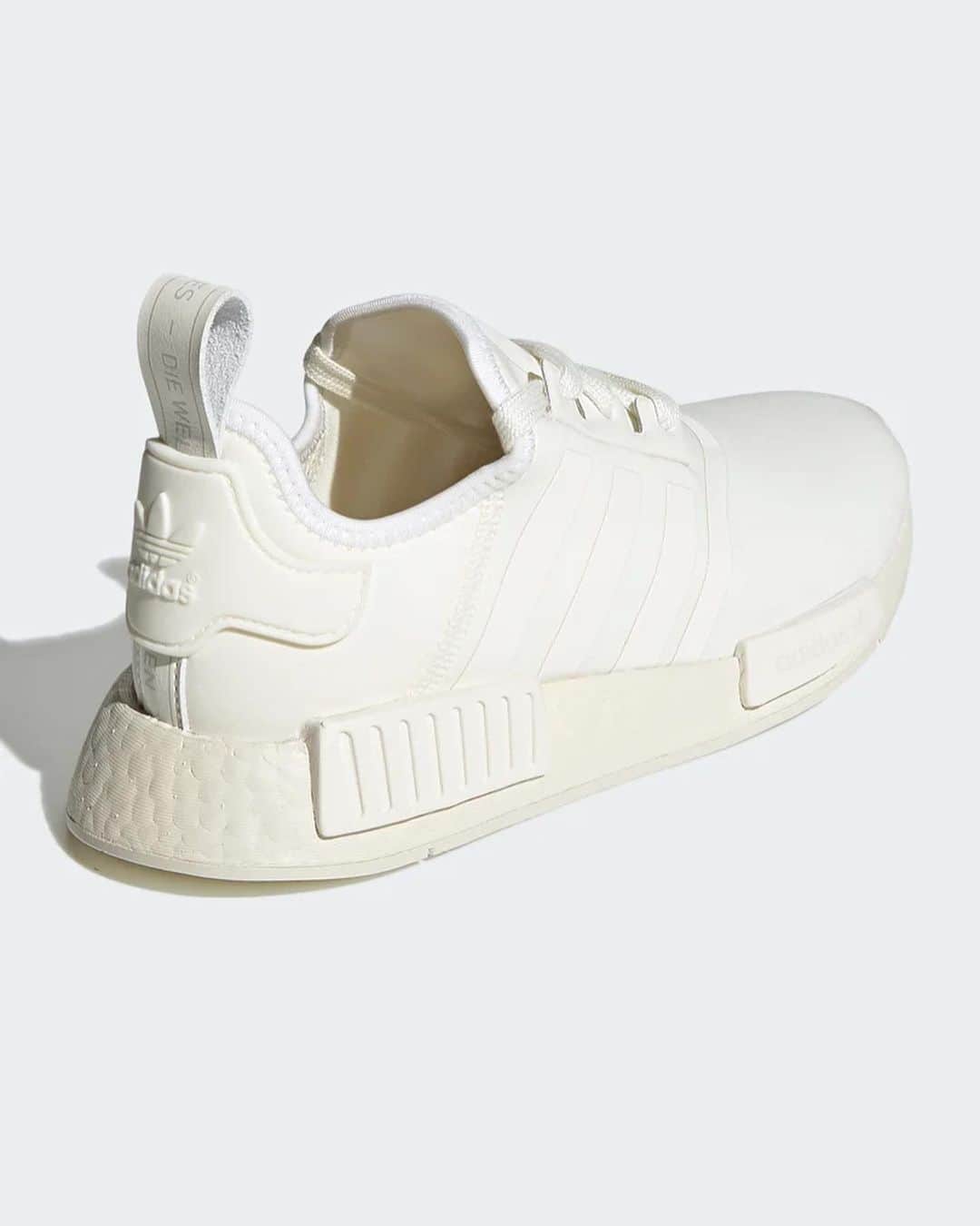 STYLERUNNERさんのインスタグラム写真 - (STYLERUNNERInstagram)「Sneaker Crush Sunday: All white everything. The progressive, monochromatic sneaker of our dreams. The adidas Originals NMD_R1 sneakers will work with any outfit. 🤍🤍 #stylerunner #sneakers #sneakercrushsunday」1月17日 12時17分 - stylerunner
