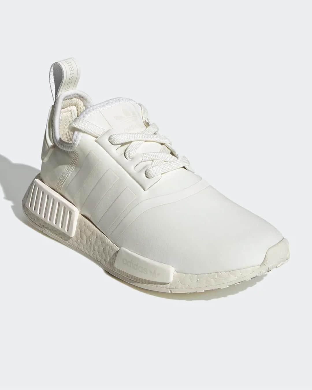 STYLERUNNERさんのインスタグラム写真 - (STYLERUNNERInstagram)「Sneaker Crush Sunday: All white everything. The progressive, monochromatic sneaker of our dreams. The adidas Originals NMD_R1 sneakers will work with any outfit. 🤍🤍 #stylerunner #sneakers #sneakercrushsunday」1月17日 12時17分 - stylerunner