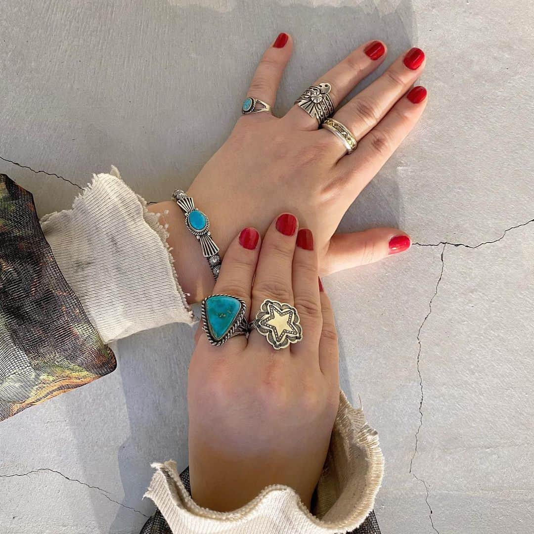 BEAMS WOMEN SHIBUYAさんのインスタグラム写真 - (BEAMS WOMEN SHIBUYAInstagram)「＜AMERICAN INDIAN JEWELRY＞﻿ ﻿ 通信販売も承っておりますので、﻿ お電話にてお気軽にお問い合わせ下さい！﻿ ☎︎03-3780-5501﻿ ﻿ －－－－－－－－－－－－－－﻿ ﻿ 右手中指﻿ ・13-42-4053﻿ ¥20,000+tax﻿ ﻿ 右手人差し指﻿ ・13-42-3650﻿ ¥21,000+tax﻿ ﻿ 左手小指﻿ ・13-42-4033﻿ ¥6,800+tax﻿ ﻿ 左手中指﻿ ・13-42-3224﻿ ¥38,000+tax﻿ ﻿ 左手薬指﻿ ・13-42-3784﻿ ¥27,000+tax﻿ ﻿ バングル﻿ ・13-42-4218﻿ ¥35,000+tax﻿ ﻿ #indianjewelry #americanindianjewelry #インディアンジュエリー  #beams#beams_women_shibuya#raybeams#beamsboy#tokyo#ビームス#レイビームス#ビームスボーイ」1月17日 12時25分 - beams_women_shibuya