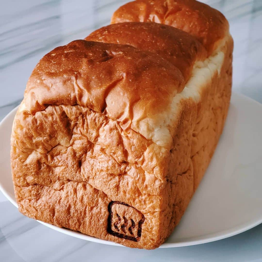 小谷津友里さんのインスタグラム写真 - (小谷津友里Instagram)「今朝のあさごぱん🍞🍴  大分県の生産者の商品を取り扱うショッピングサイト うれしたのし豊の国(@toyonokunishop ) からお取り寄せできる 「しらしんけんパン」を食べました🍳🍞  「しらしんけん」とは大分弁で 「すごく／とっても」の最上級を表しているんだって💕  ふわっふわの山型🍞 甘くて軽い食感 朝から幸せ～～(*´ー｀*)  水を使わず、厳選した小麦粉、生クリーム、牛乳等で丁寧に焼き上げている高級食パン🍞  今日はアレンジトーストにしたけど、 パンそのものが美味しいから 何もつけずに そのまま食べるのも好きです😋🙌💓  美味しいパンがあると１日いいスタートが切れます😋😋  玉子、はちみつは不使用なので小さなお子さまでも安心して食べられますよ👪  #しらしんけんパン #うれしたのし豊の国 #お取り寄せパン #高級食パン #雑誌掲載商品 #コラボ動画 #こやゆりフード #食パン #あさごはん #あさごぱん  #食パンアレンジ #bread #大分グルメ  #チーズトースト #トーストアレンジ #ワンプレート朝ごはん」1月17日 12時30分 - yurikoyatsu