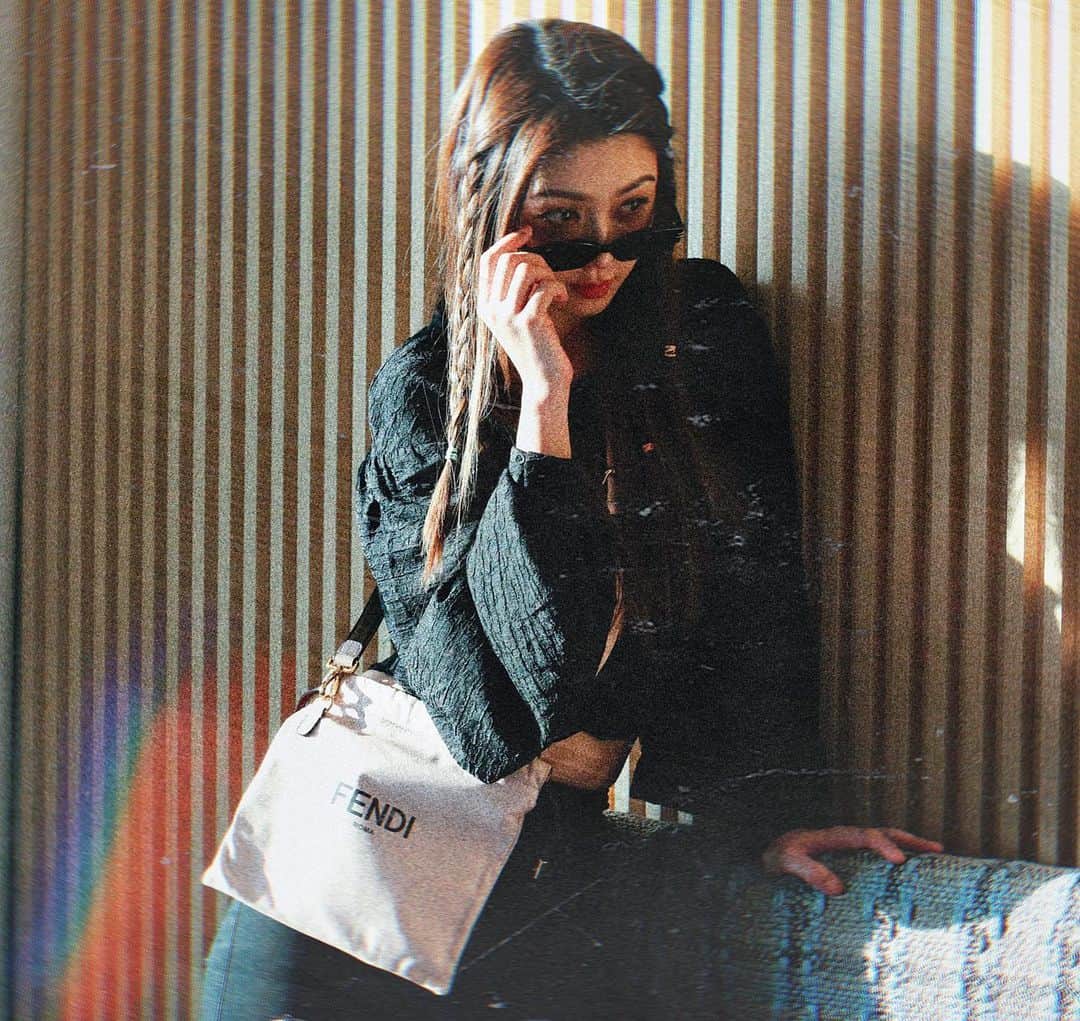 フィオナ・シットのインスタグラム：「@FENDI 👜 @puyioptical 🕶 @gentlemonster 🕶 @SPIRITUNUS 👗」
