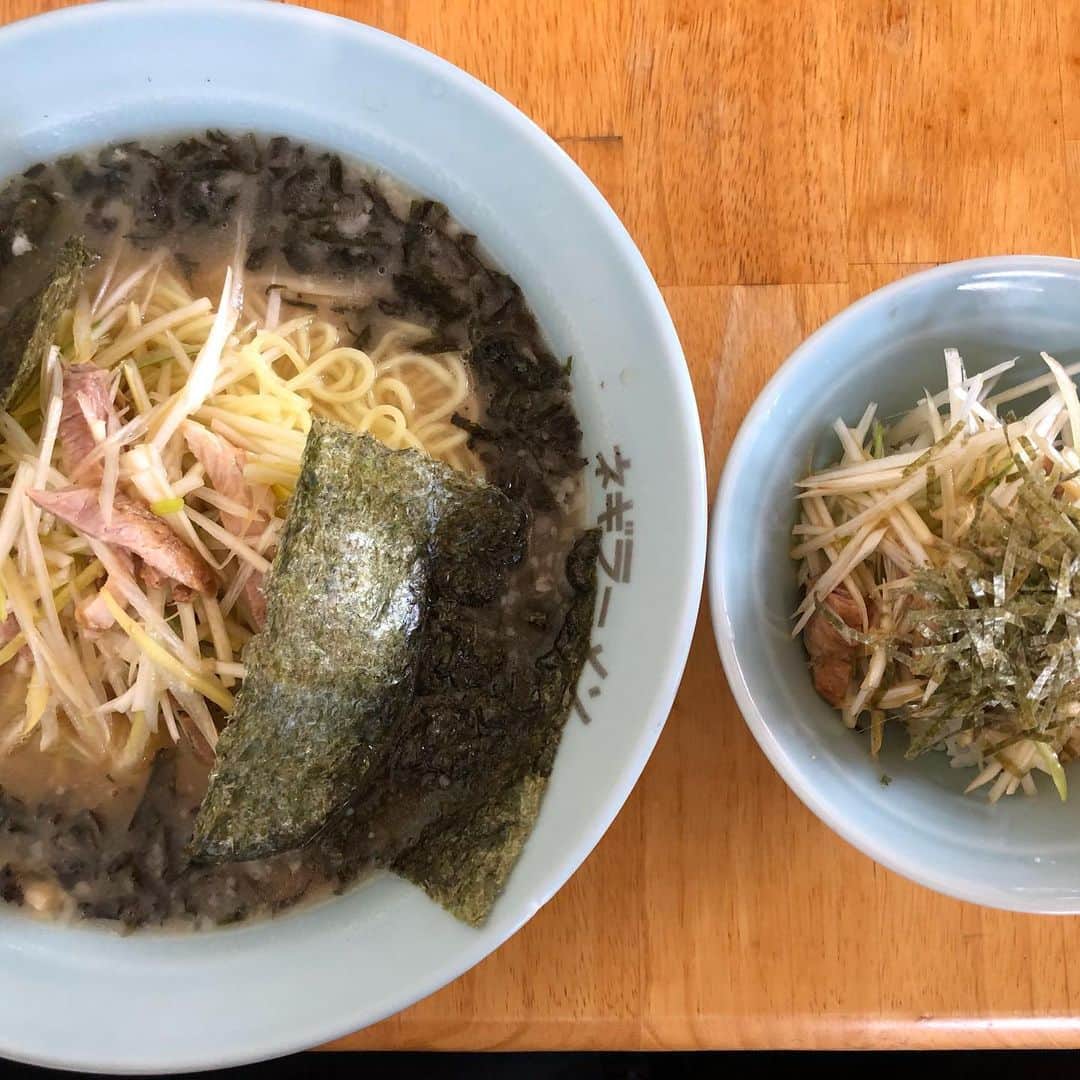 井林辰憲さんのインスタグラム写真 - (井林辰憲Instagram)「. 地元最後のお昼は  藤枝市上青島の  #ラーメンショップ島田店  #ねぎラーメン #黒バラのりトッピング   #ねぎ丼 です。  丼は食べない！との決意  いつも、負けっぱなしです  #井林ふらり」1月17日 12時33分 - ibayashi.tatsunori