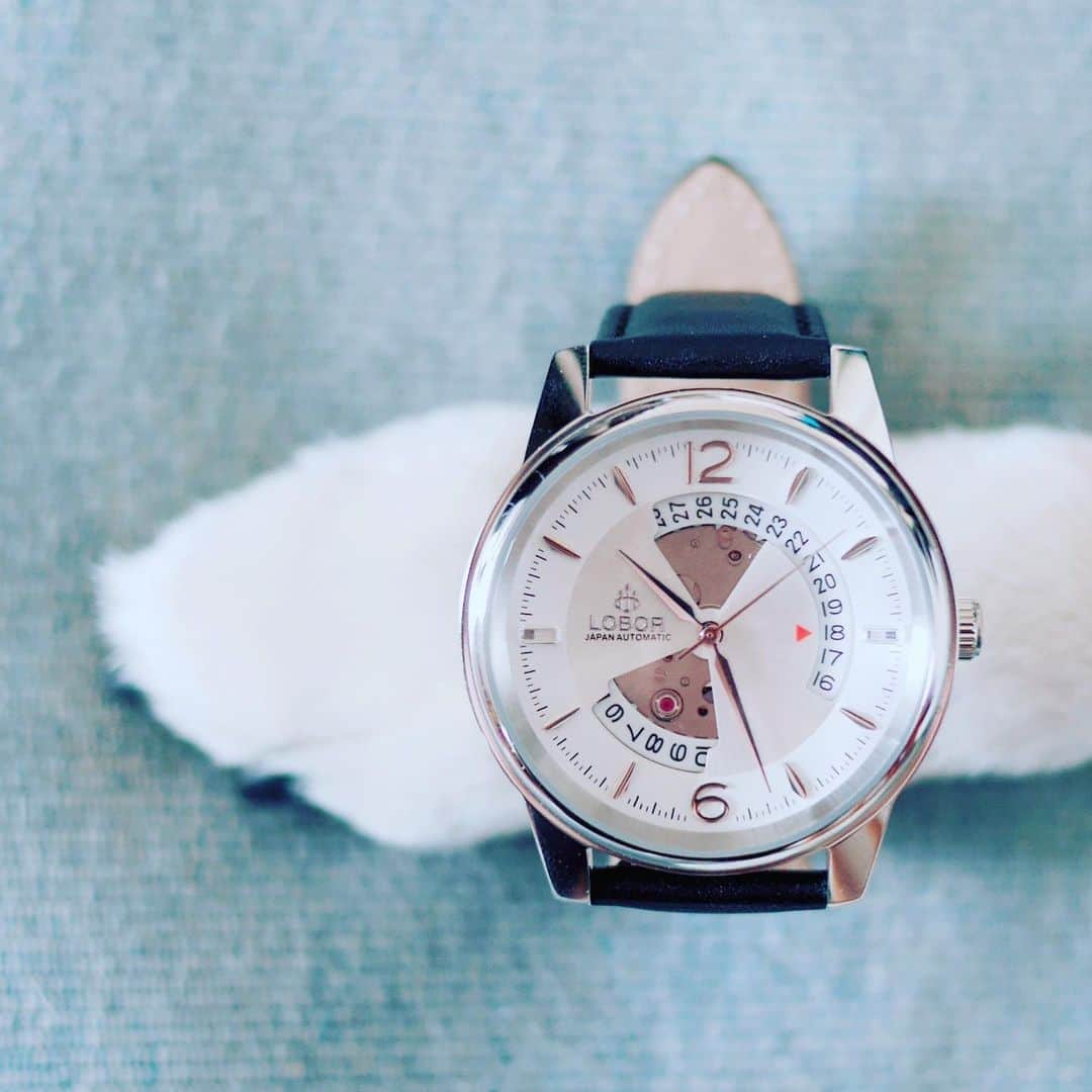 くろさんのインスタグラム写真 - (くろInstagram)「@loborjapan さんのオサレな時計⌚️ 手タレ犬の豆太郎くんが装着しているオサレな時計は Vogue Poiret Black ⌚︎ "時計の内部を透かして見せる”スケルトンな自動巻時計です◡̈ ・ https://lobor.jp から クーポンコード『m6bmwan42』で10%OFF⌚️ ・ #lobor #ロバー #pr #腕時計 #時計 #手元倶楽部  #プレゼント #ギフト #ペアウォッチ #手タレ犬 #モデル犬 #オファーお待ちしております」1月17日 12時37分 - m6bmw