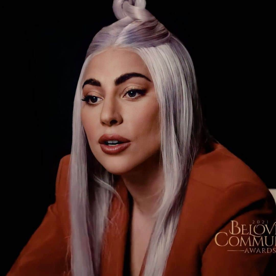 ニコラ・フォルミケッティさんのインスタグラム写真 - (ニコラ・フォルミケッティInstagram)「@ladygaga accepting @thekingcenter #BelovedCommunity Higher Ground award! Thank you @grayscaleic for the beautiful suit ❤️ #belovedcommunityawards #mlk」1月17日 12時38分 - nicolaformichetti