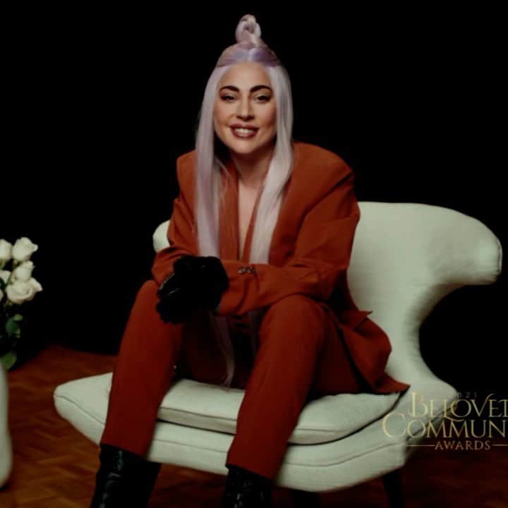 ニコラ・フォルミケッティのインスタグラム：「@ladygaga accepting @thekingcenter #BelovedCommunity Higher Ground award! Thank you @grayscaleic for the beautiful suit ❤️ #belovedcommunityawards #mlk」