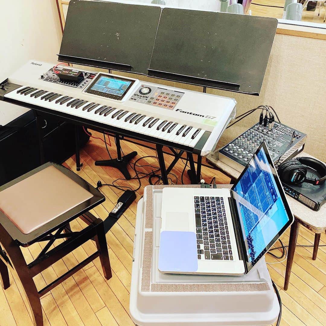 ただすけのインスタグラム：「今日はキーボード奏者として１日スタジオ。 なんと機材も音色もセッティングして貰えると言う、一体全体あんた何様やねん状態。 長丁場の様ですが頑張りまーす☺️ #FantomG7」