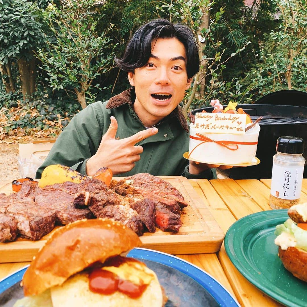 たけだバーベキューさんのインスタグラム写真 - (たけだバーベキューInstagram)「さて、誰の誕生日でしょう？というクイズがあればまぁまぁ正解するんじゃないかと言うくらいたけだバーベキューな一枚。 BBQ撮影中のサプライズケーキでした！ ハッピーバーベデーや！ アラフォー頑張ります！ . #35歳 #お祝いしていただけるなんて本当ありがたい #嬉しい #嬉しい嬉しい #今日からアラフォー #ちなみに今日も #ステージの上でお祝いしていただきました #嬉しい嬉しい嬉しい #たけだバーベキュー #ほりにし」1月17日 18時12分 - takeda_bbq