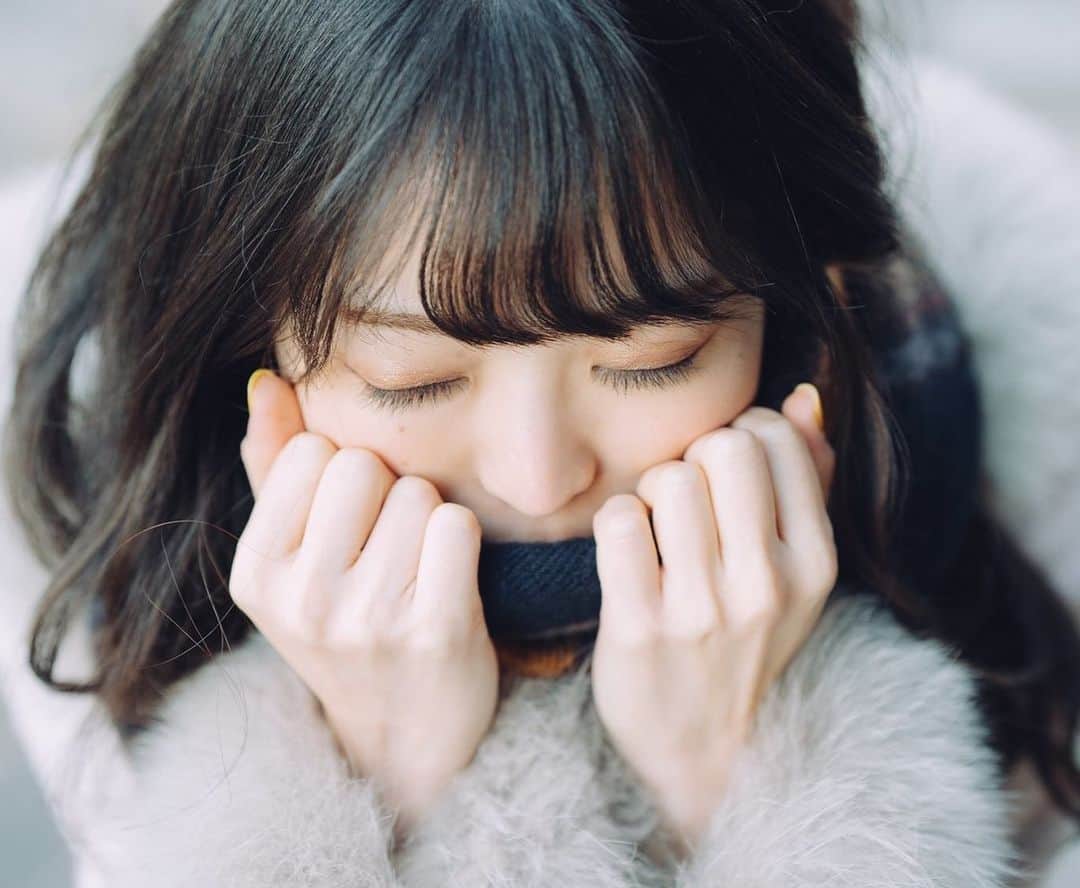 のインスタグラム：「🧣💗🧣💗 . . 先日の撮影データ頂いた📷 . 口元隠したがり🙈 . . ＊＊＊＊＊＊＊＊＊＊ 撮影・お仕事依頼はDMで💌 ＊＊＊＊＊＊＊＊＊＊ . プロフィールリンクはこちら👉 @yuna_smile0130  . . #シンプルコーデ#淡色#淡色女子#淡色コーデ#大人可愛い#大人可愛いコーデ#大人フェミニン#ファッション好きな人と繋がりたい#あざとい系女子#あざとかわいい#おしゃれになりたい#彼女感#パーマ#ロブ#美容師さんと繋がりたい#カット#カットモデルしたい#サロンモデル#サロンモデル希望#サロンモデル東京#ヘアカット#カメラマンさんと繋がりたい#撮影依頼受付中#ホワイトコーデ#オシャレ好きな人と繋がりたい#japanesegirl#fashion#fff#cute#instagood」