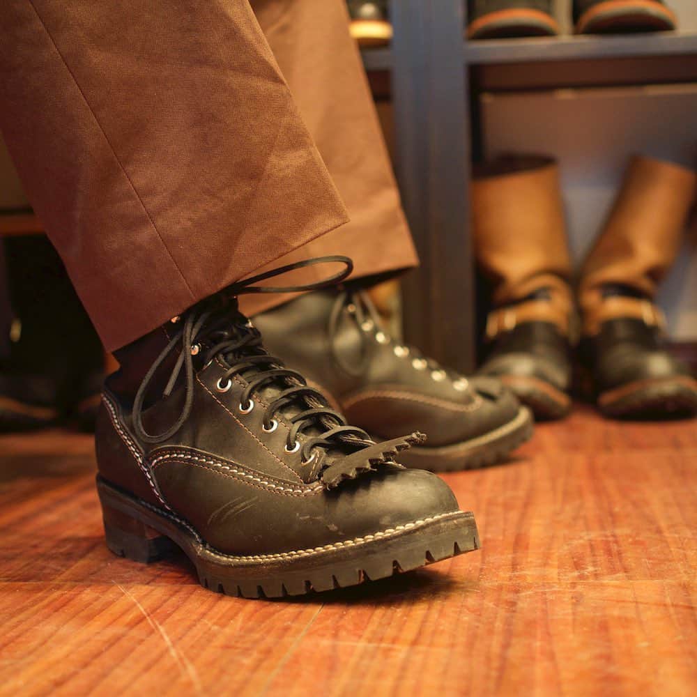 のインスタグラム：「My WESCO! “Jobmaster” 履き始めて3年が経過したブラックレザーの"Jobmaster"。 お仕事の関係上、履く頻度はそれほど高くないそうですが、細かいキズや所々に経年変化も現れ始めじっくりと楽しんで頂いてるのが伝わってきます！ 元々タンのナイロンレースを付けていましたが、そろそろ傷みも出てきたこのタイミングでブラックのレザーレースに交換。 グッと引き締まり精悍なイメージに変わりましたね！ . https://wescojapan.blogspot.com/2021/01/my-wesco-jobmaster.html . #wesco #jobmaster #madeinusa🇺🇸 #oregon #scappoose #wescojapan #wescoebisu #wescosetagaya #wescokanazawa」