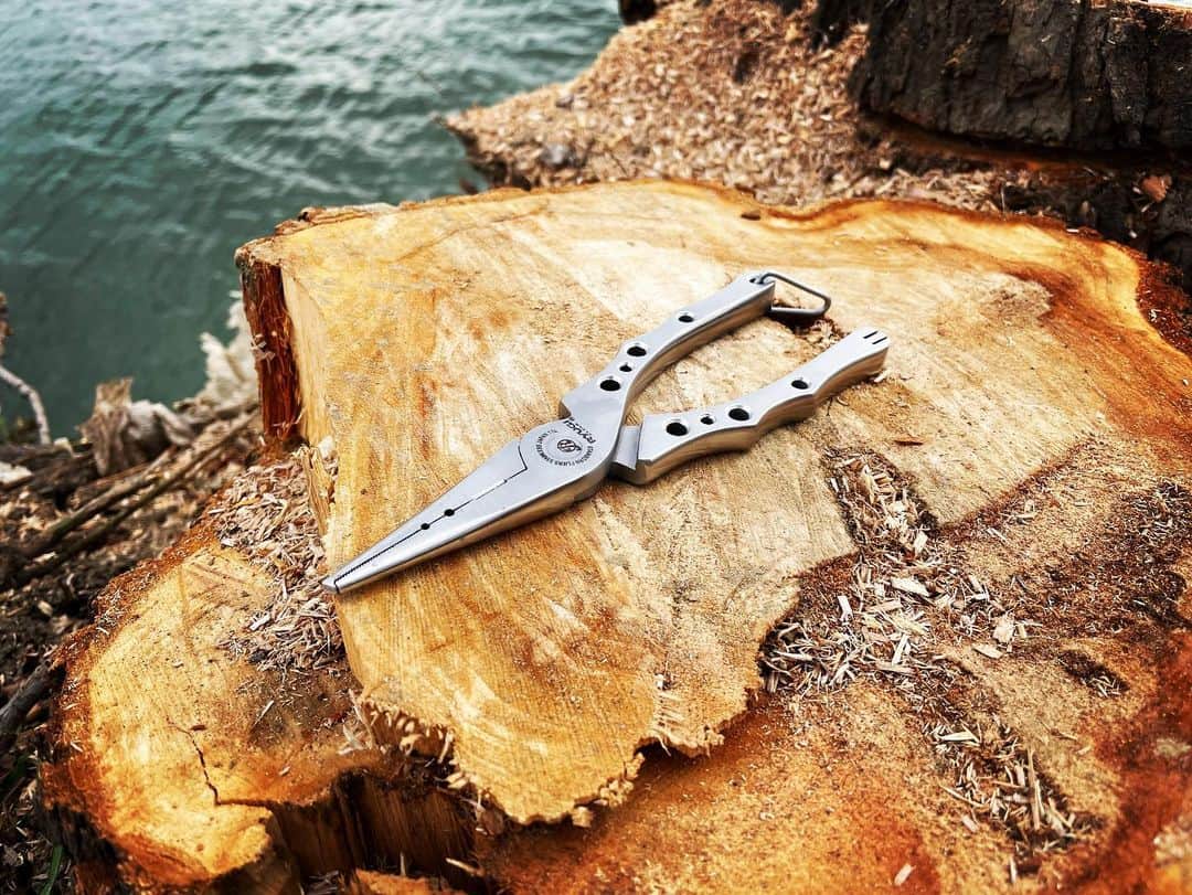 のインスタグラム：「. 【RYUGI】🔧R-PLIER🔨 現場の声から生まれたプライヤー。 長い年月使う物は扱いやすく壊れないものがいい。何より使用していてストレスを感じず優れているツール🤤  ルアーのアイ調整も、フック交換も、フックのまれた時も、外す時も、太めのラインカッターとしても使用できます。  ツールに拘る🙋‍♂️ ええやんかぁ〜‼️  #ryugi #リュウギ #プライヤー  #RPLIER  #ブラックバス  #ブラックバス釣り  #バスフィッシング #バス釣り #bassfishing #lurefishing  #ええやんかぁ」