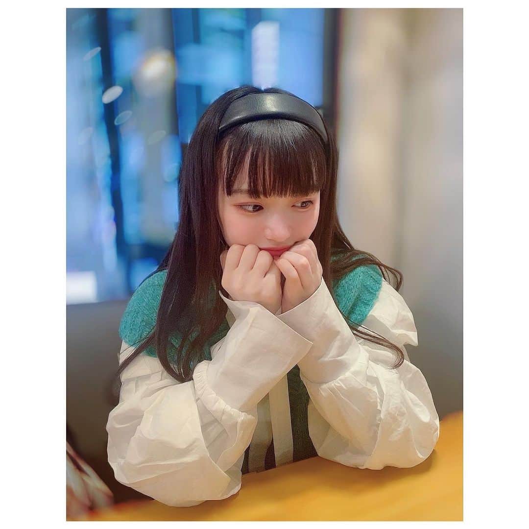 岩城優里のインスタグラム：「‪‪❤︎‬ . 展示会で注文させて頂いていた flyingbelle さんのお洋服🤍 . ニットの色が鮮やかです可愛すぎるし、 お袖の形もボリューミーで先が長めのカフスみたいになってるのも可愛すぎる、素敵.. 別々で他のものとの組み合わせもしやすそうで沢山着させていただきます💭💭 . . 黒カチューシャは、友だちが似合う!あげる!ということで頂いてしまいました感謝､､‪‪❤︎ . . #flyingbelle #ブラウスコーデ #ブラウスシャツ  #青緑 #ニットベスト #ぱっつんロング  #お嬢様コーデ っぽい( ¨̮ )????」