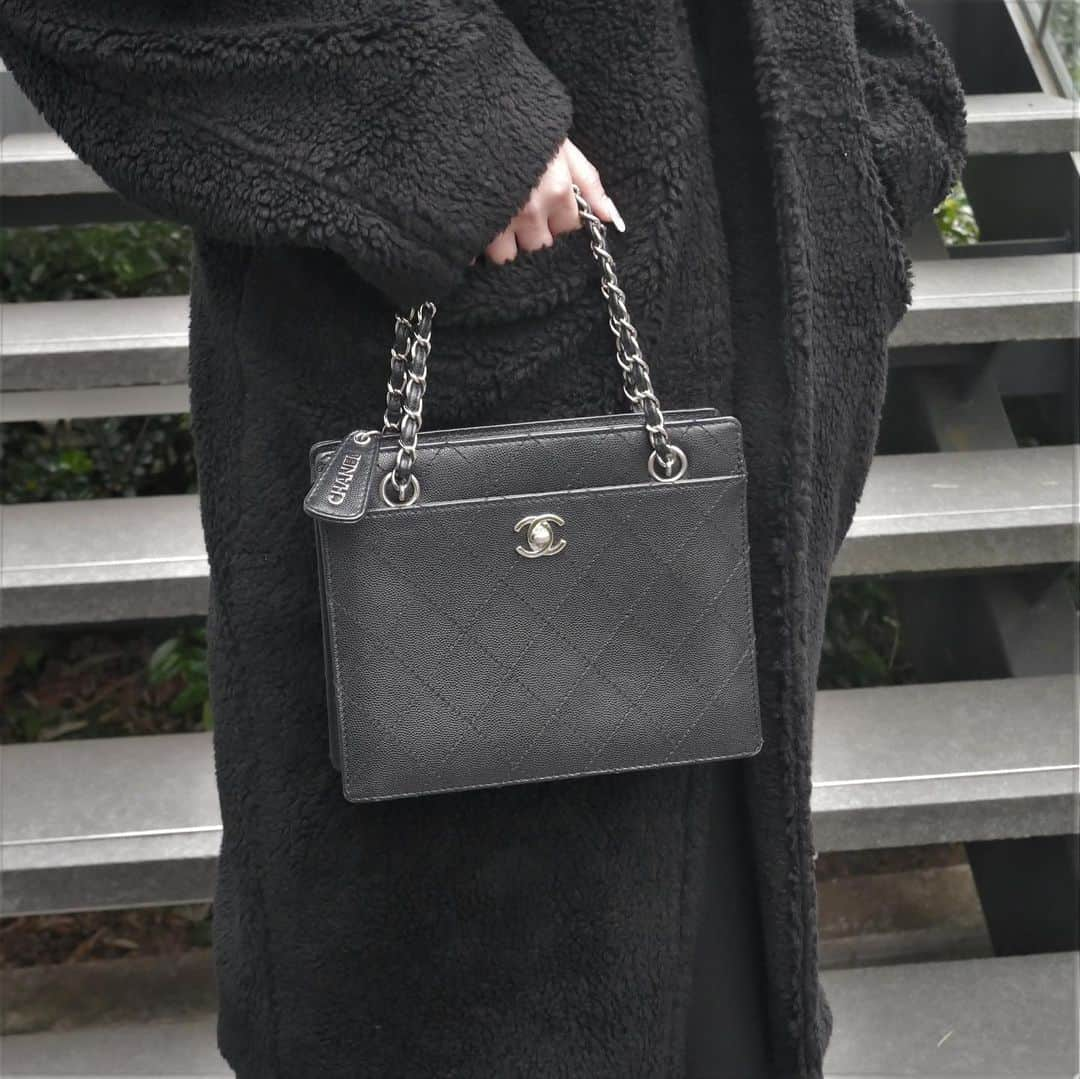 Vintage Brand Boutique AMOREさんのインスタグラム写真 - (Vintage Brand Boutique AMOREInstagram)「Chanel hand bag caviar skin   Available Online For Purchase Search Code: AO24753  Free Shipping Worldwide 📩DM for more info and pricing  ➡️info@amorevintagetokyo.com  #vintagechanel #chanelbag #chanel#amoretokyo」1月17日 12時48分 - amore_tokyo