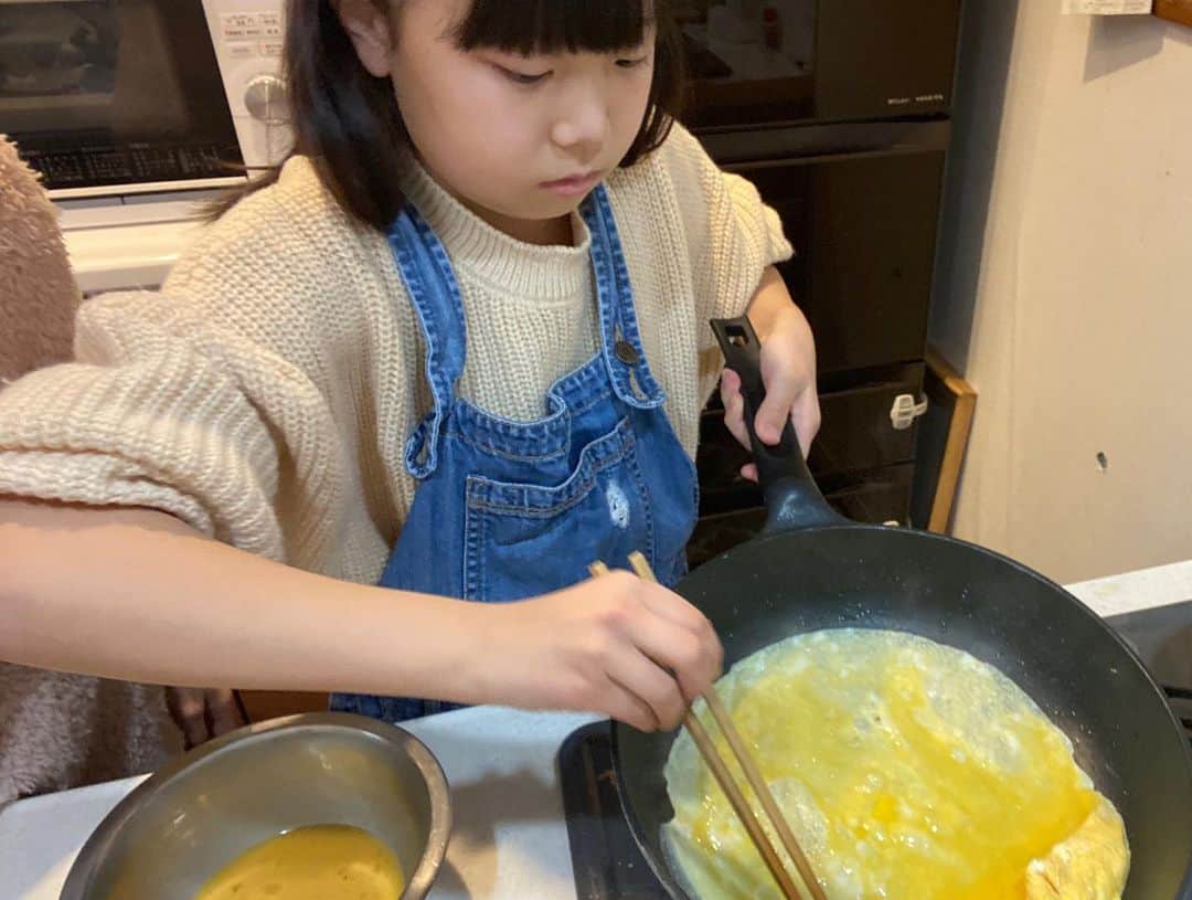 江原千鶴（エハラチヅル）さんのインスタグラム写真 - (江原千鶴（エハラチヅル）Instagram)「みうが朝ごはん作ってくれて、卵焼きに初挑戦‼️  大きなフライパンで難しかったと思うけど、上手でした👏  お料理が大好きで、レシピを見て色々作れる様になりました✨ 私も一人で料理するより楽しいし、本当に助かる〜😍  ふうちゃんとおとちゃんも、『何かやる事あるー？』と、出来ることをやってくれます💕  #エハラ4姉弟  #朝ごはん #10歳#8歳#5歳#2歳 #初めての卵焼き」1月17日 12時43分 - eharachizuru